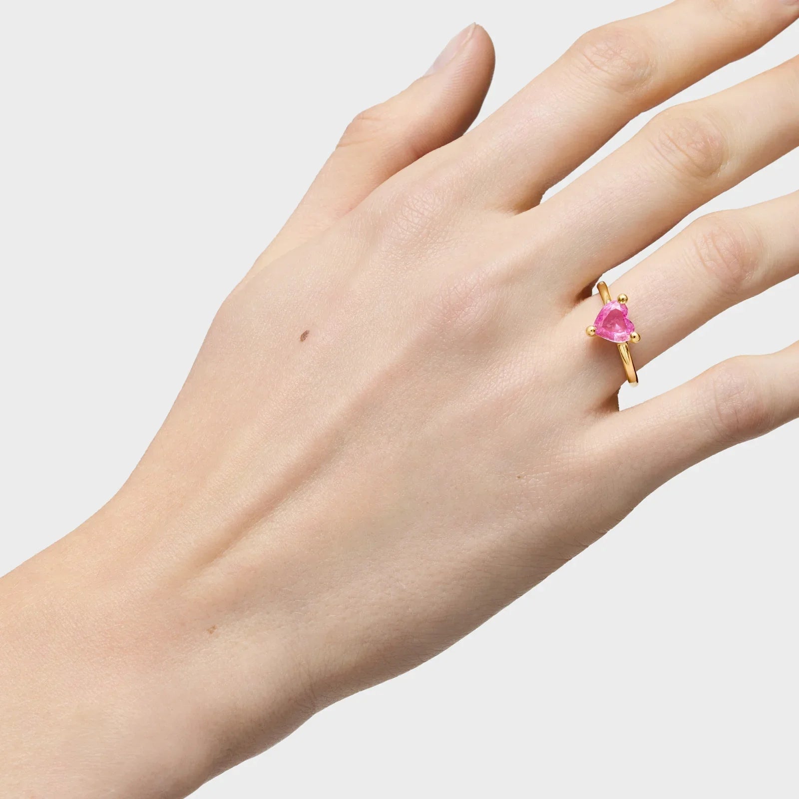 טבעת זהב עם אבן ורודה בעיצוב מיוחד על יד דוגמנית, תכשיטים CHOZEN