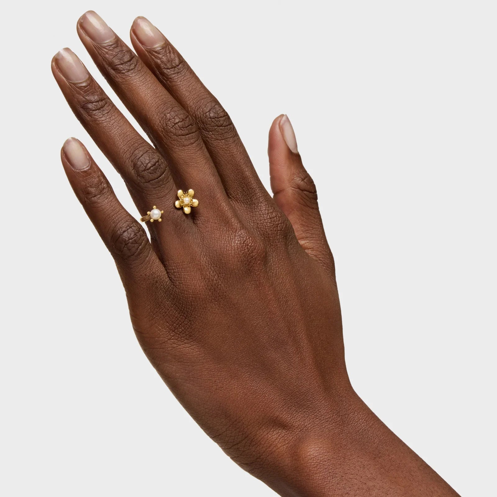 יד עונדת טבעת זהב יוקרתית עם פנינה, עיצוב אופנתי מבית CHOZEN