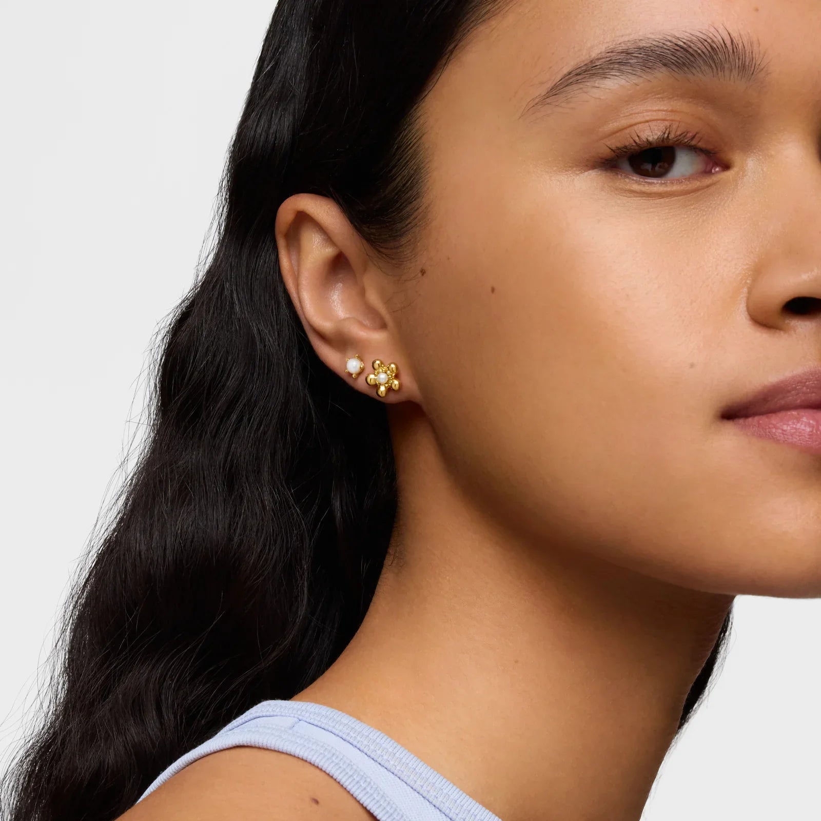 עגילי זהב ופרל לבן לאישה, תקריב על אוזן, קולקציית תכשיטים CHOZEN