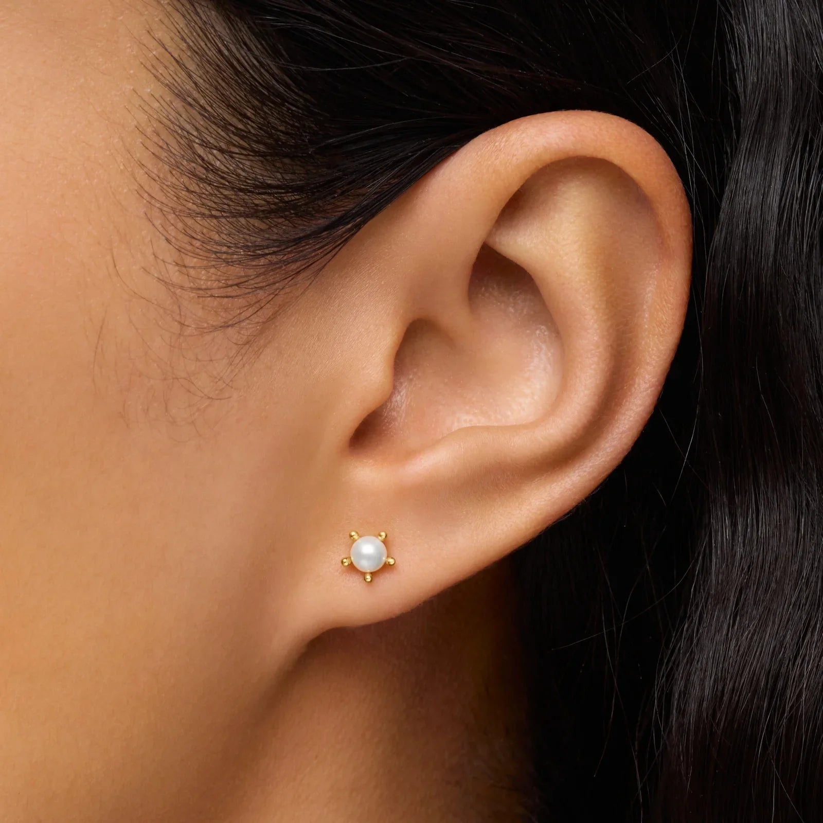 עגיל זהב משובץ פנינה עדינה באוזן, תכשיטי CHOZEN מבית קבוצת אלפא