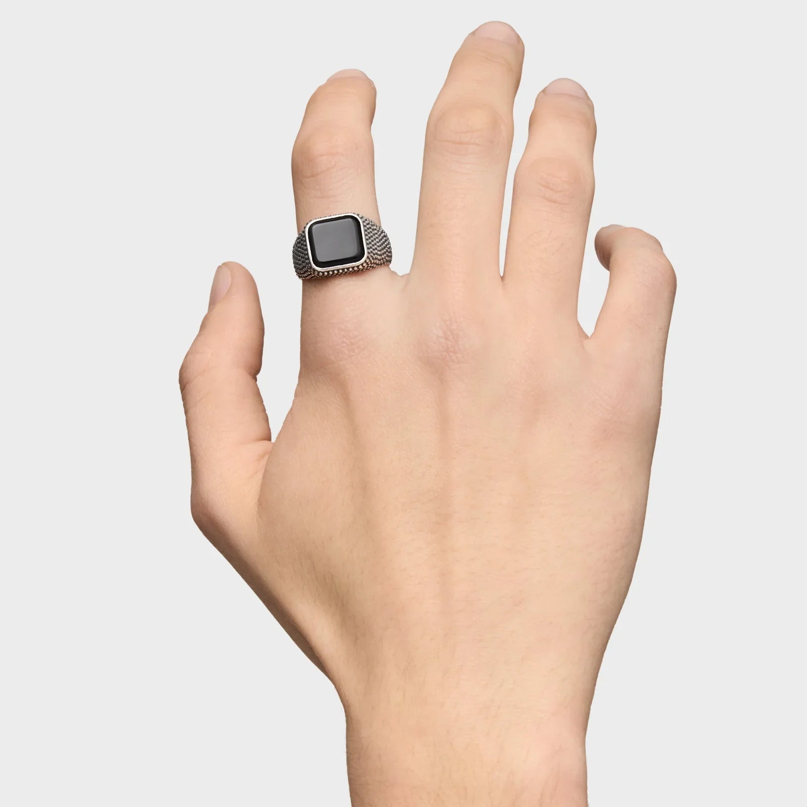 יד עונדת טבעת מרובעת כסף עם אבן שחורה, תכשיטים לגברים CHOZEN