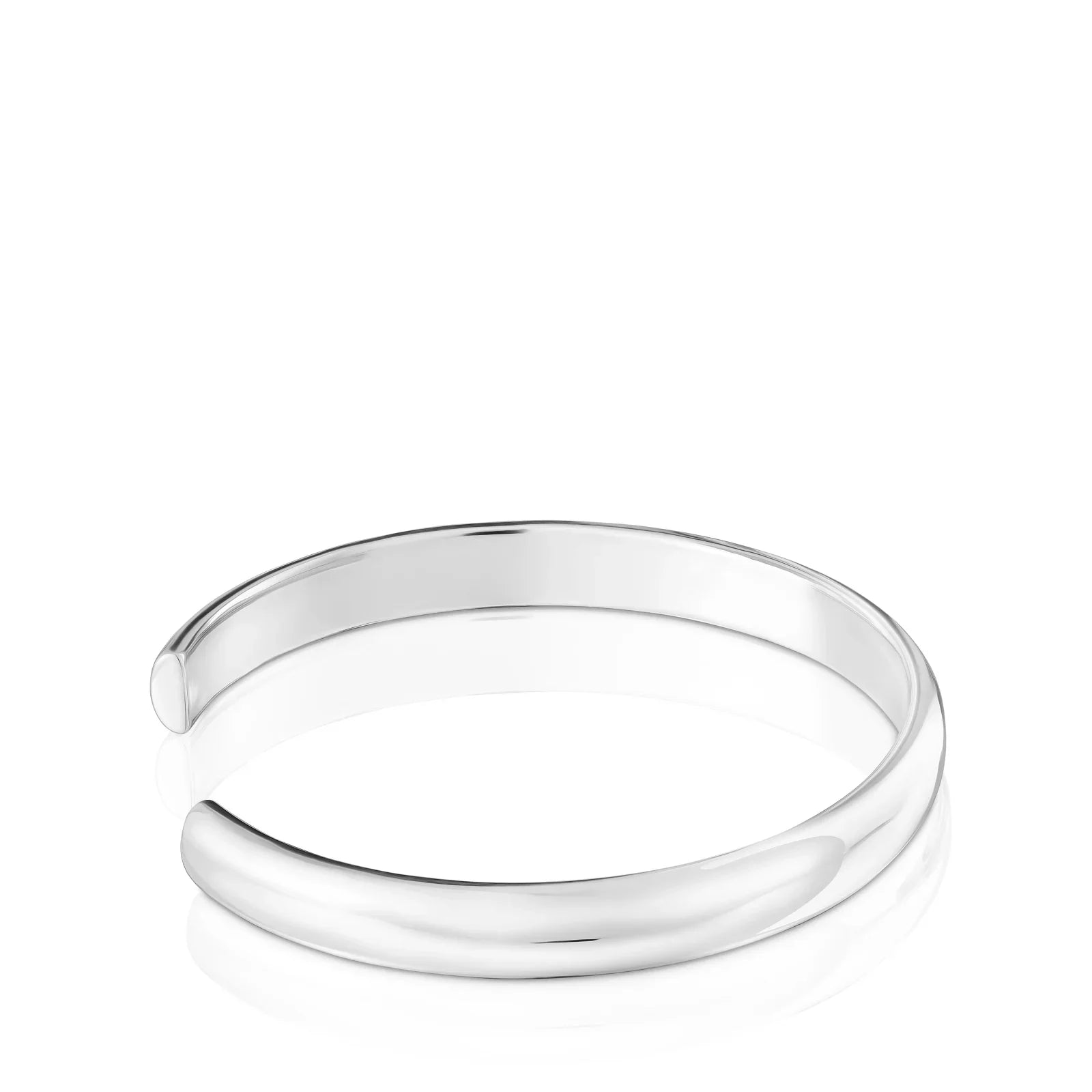 צמיד כסף פתוח קלאסי מבריק מונח על רקע לבן, תכשיטי יוקרה CHOZEN