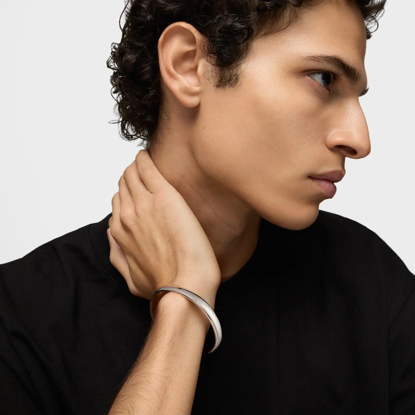 גבר צעיר עונד צמיד כסף אופנתי, צילום תקריב, CHOZEN מותגים מובילים