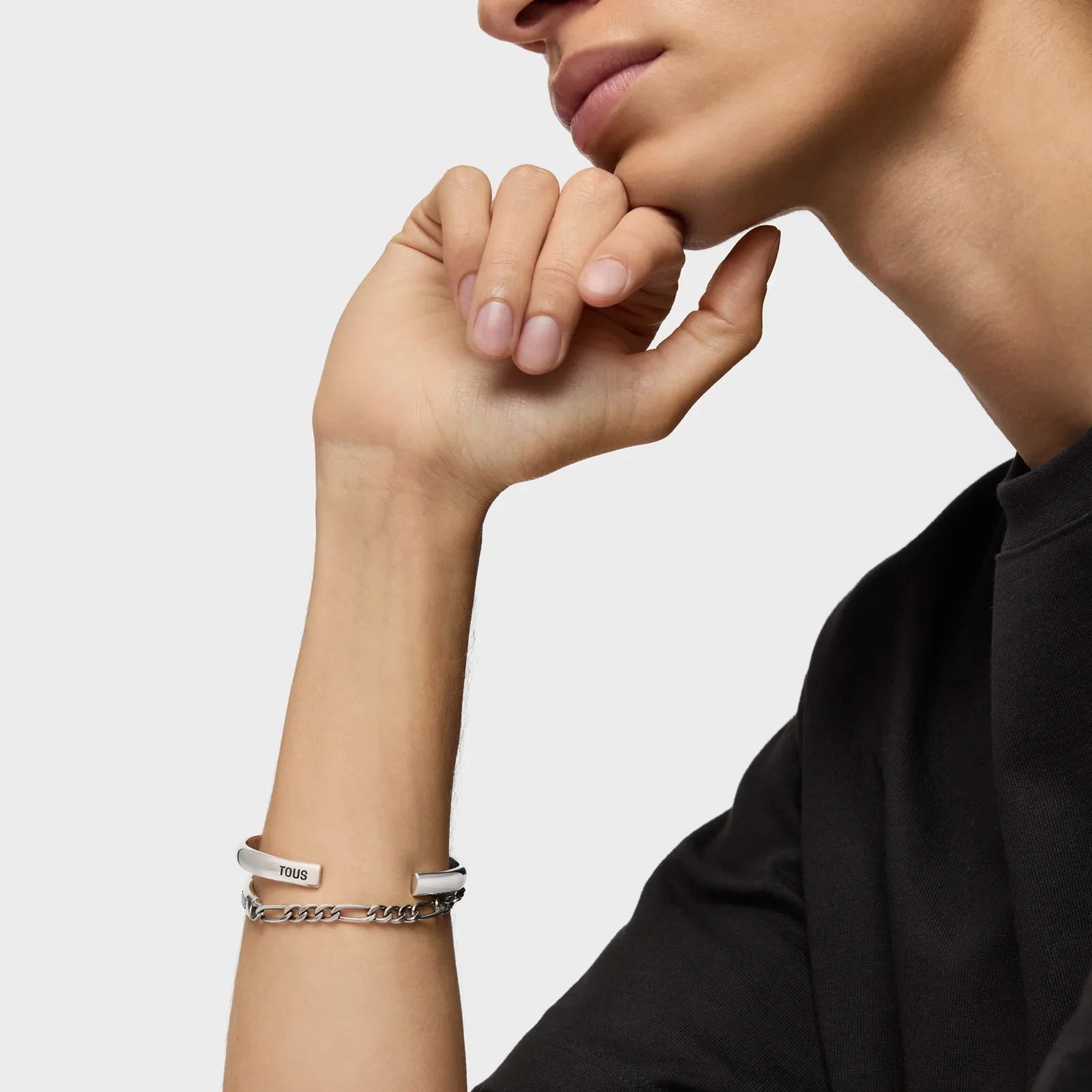 צמיד כסף מעוצב מבית TOUS על פרק כף היד של אישה, צילום תקריב, CHOZEN מותגים מובילים