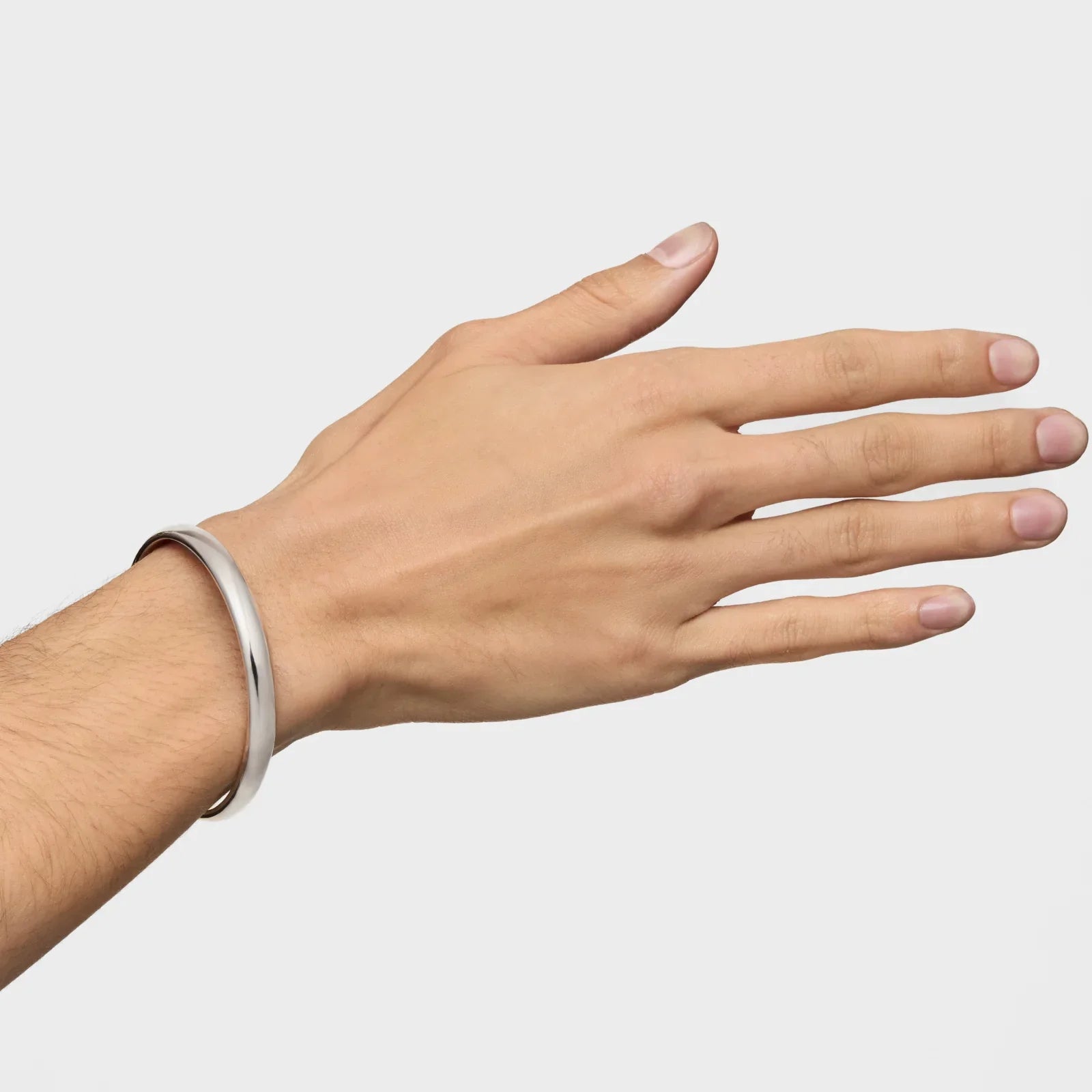 יד גברית עונדת צמיד כסף אלגנטי, תכשיטים אופנתיים CHOZEN