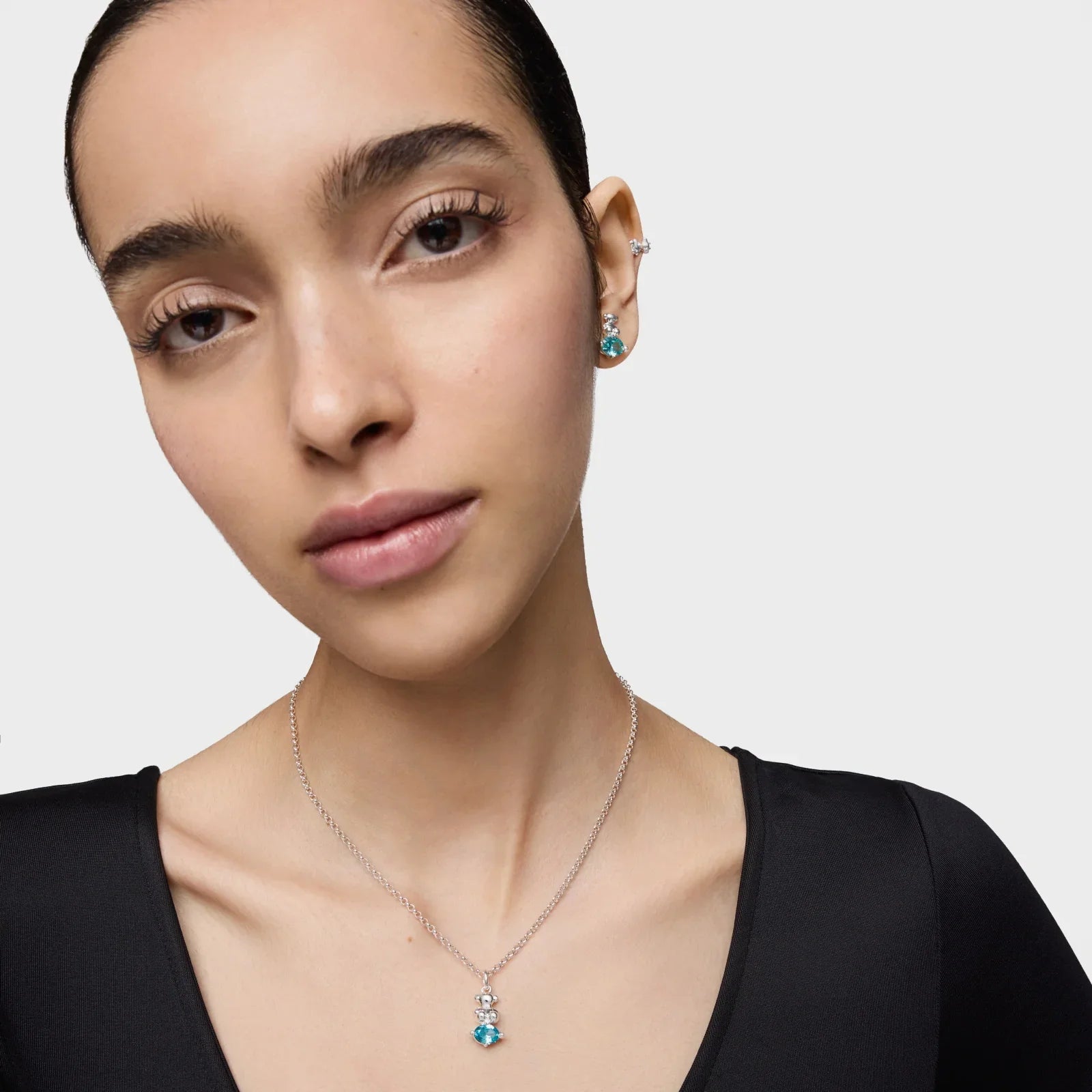 דוגמנית עם עגילי כסף ותליון טורקיז, תכשיטים יוקרתיים מבית CHOZEN