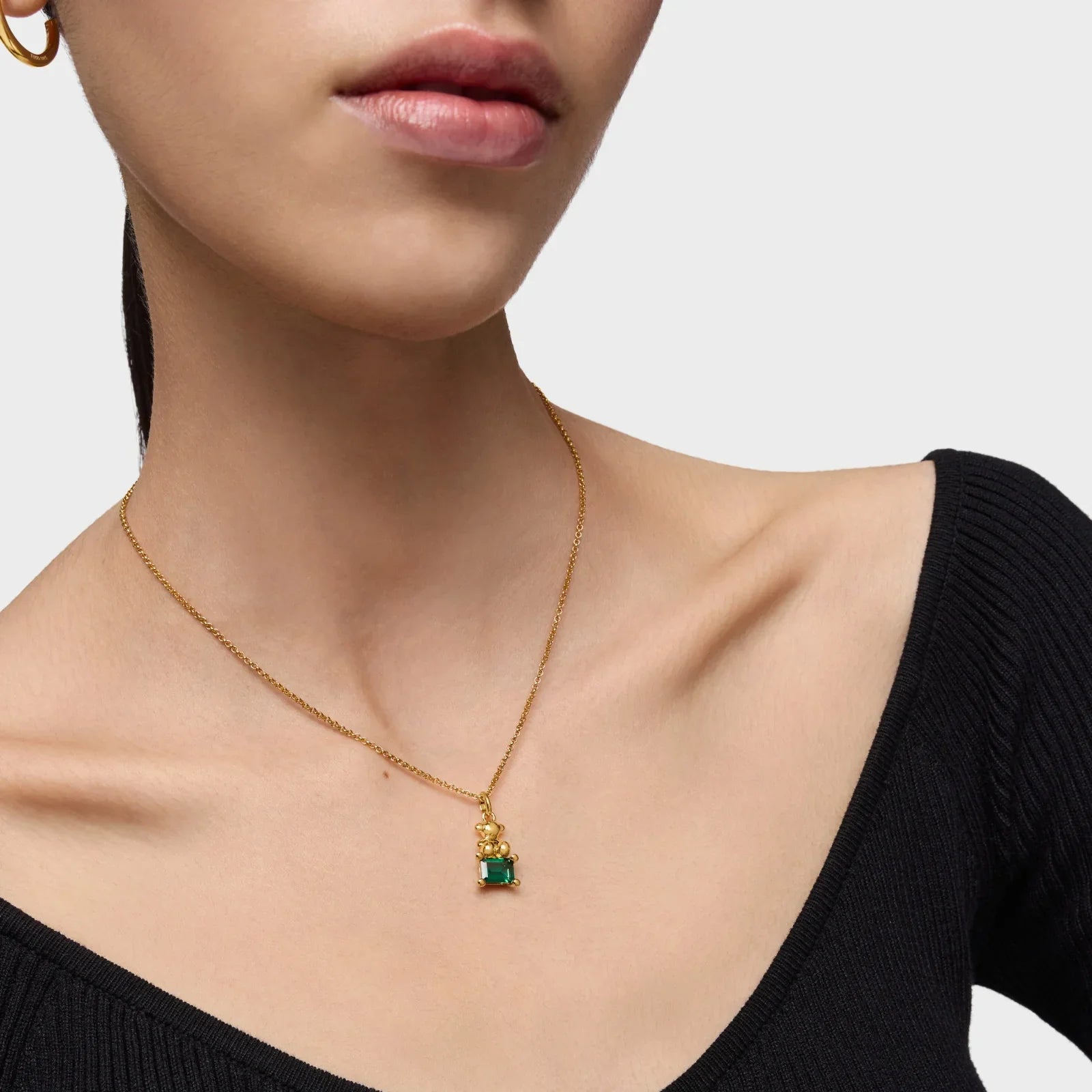 שרשרת זהב עדינה עם תליון אבן ירוקה על דוגמנית, תכשיטים יוקרה מבית CHOZEN