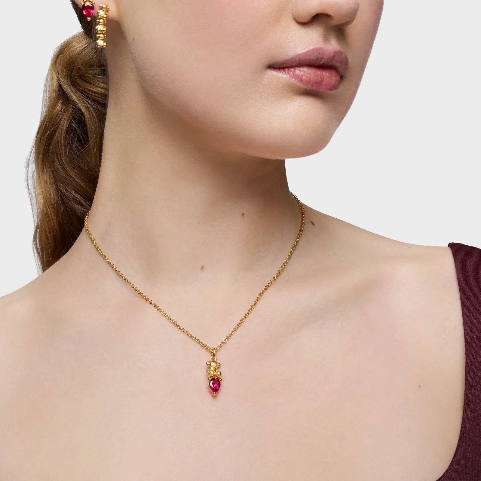 שרשרת זהב עדינה לנשים עם תליון זהב ואבן ורודה, עגילים תואמים, מראה יוקרתי CHOZEN
