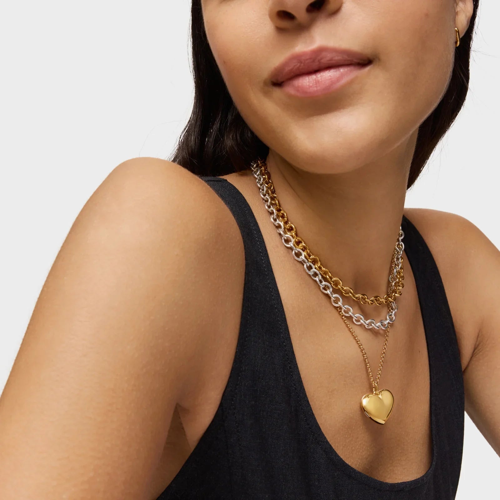 שרשרת גורמט זהב ולב כסף על דוגמנית, תכשיטים יוקרתיים CHOZEN קבוצת אלפא