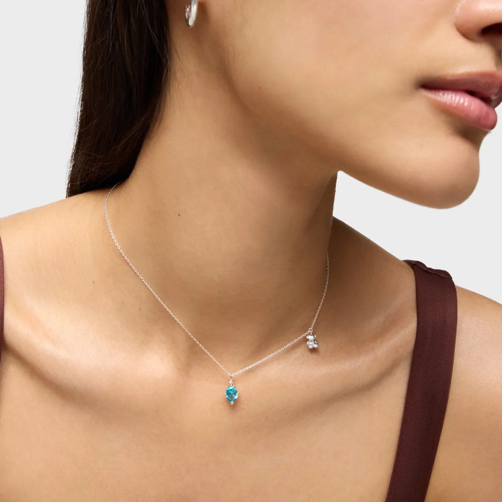 שרשרת כסף עדינה עם תליון אבן טורקיז לאישה, דוגמנית מציגה תכשיטי CHOZEN