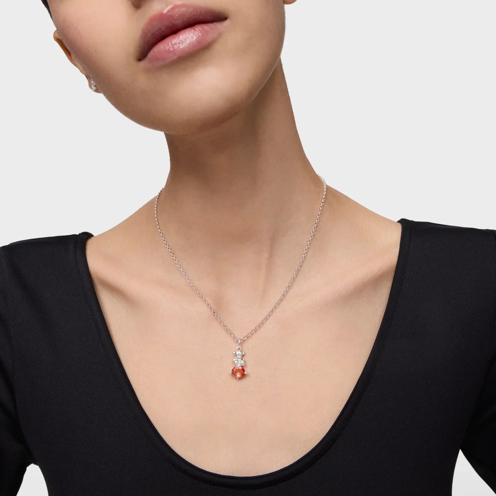 שרשרת יוקרתית עם תליון אבני חן, מוצגת על דוגמנית, CHOZEN תכשיטים אלפא