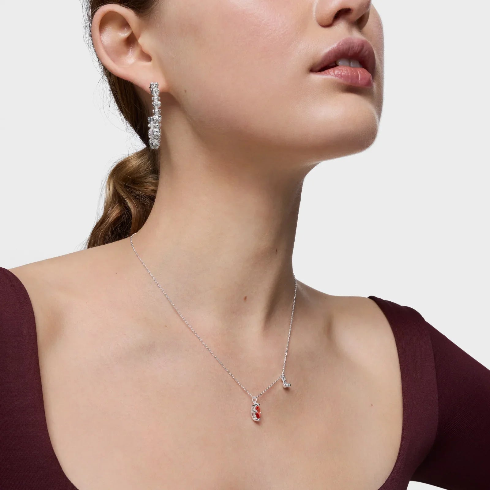 דוגמנית עונדת עגילי יהלום ותליון כסף עדין, תכשיטי יוקרה CHOZEN, קבוצת אלפא