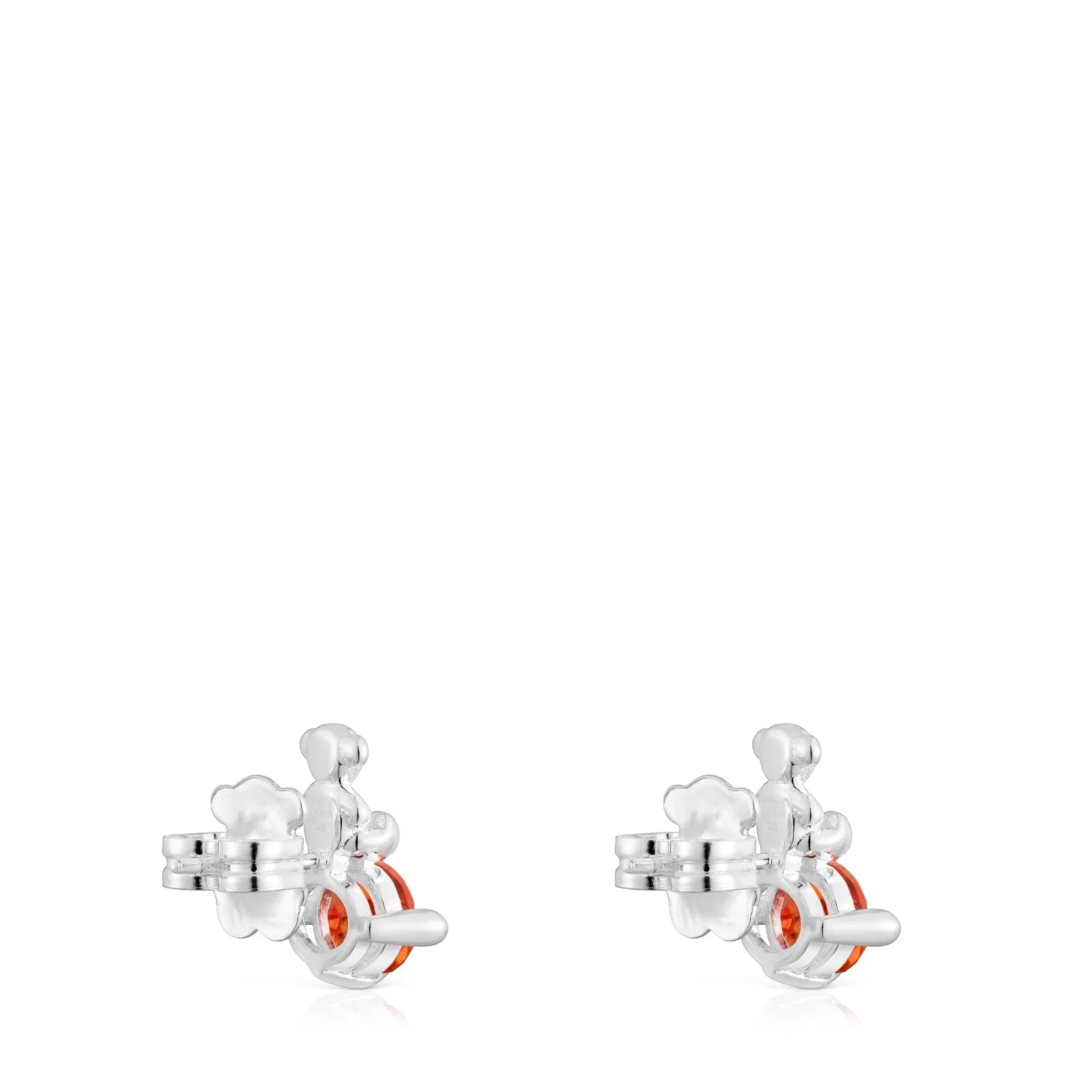 עגילי כסף עם אבן כתומה מעוצבים מבית CHOZEN, צילום על רקע לבן