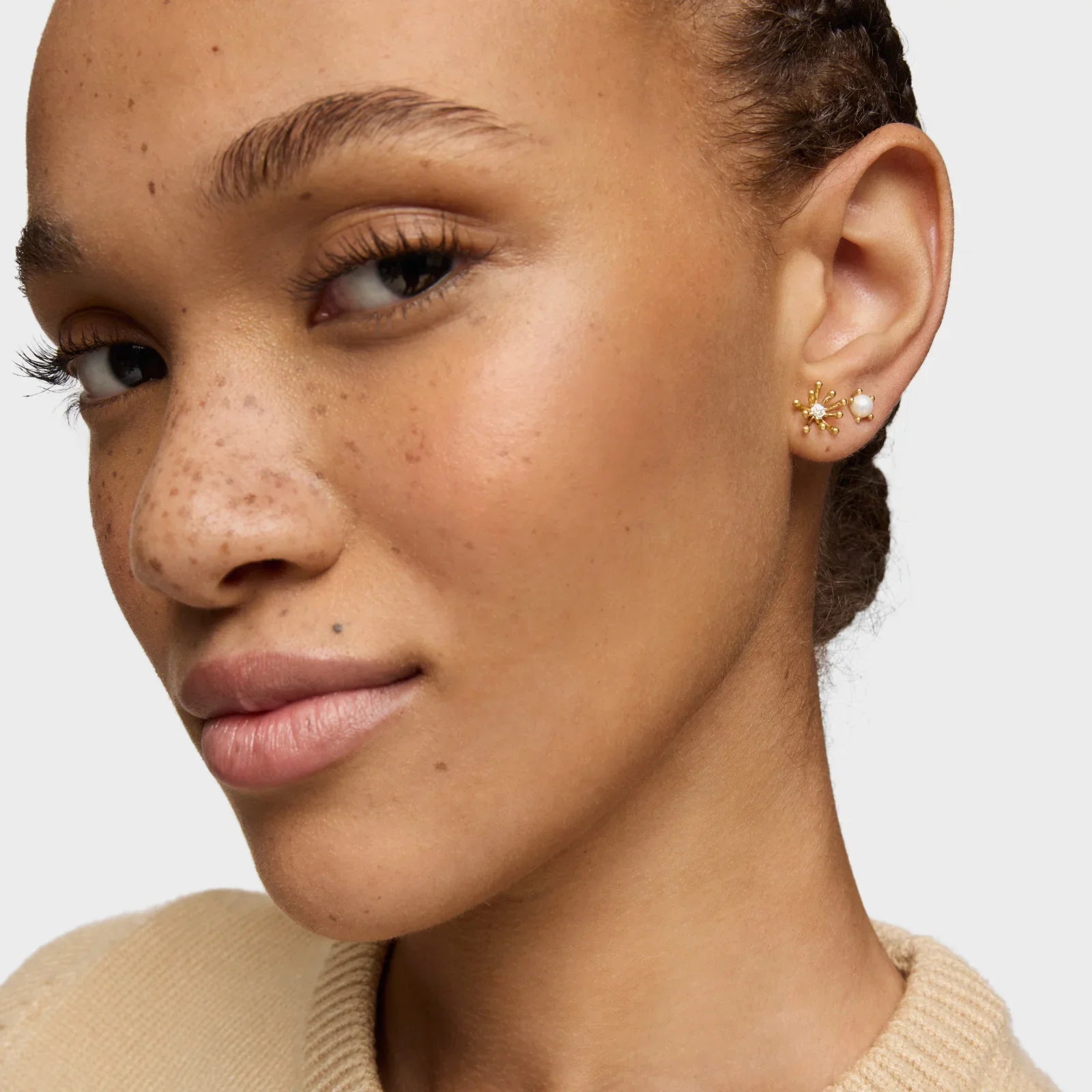 עגילי זהב מעוצבים לאישה, תקריב על חצי פנים, צילום קמפיין תכשיטים CHOZEN