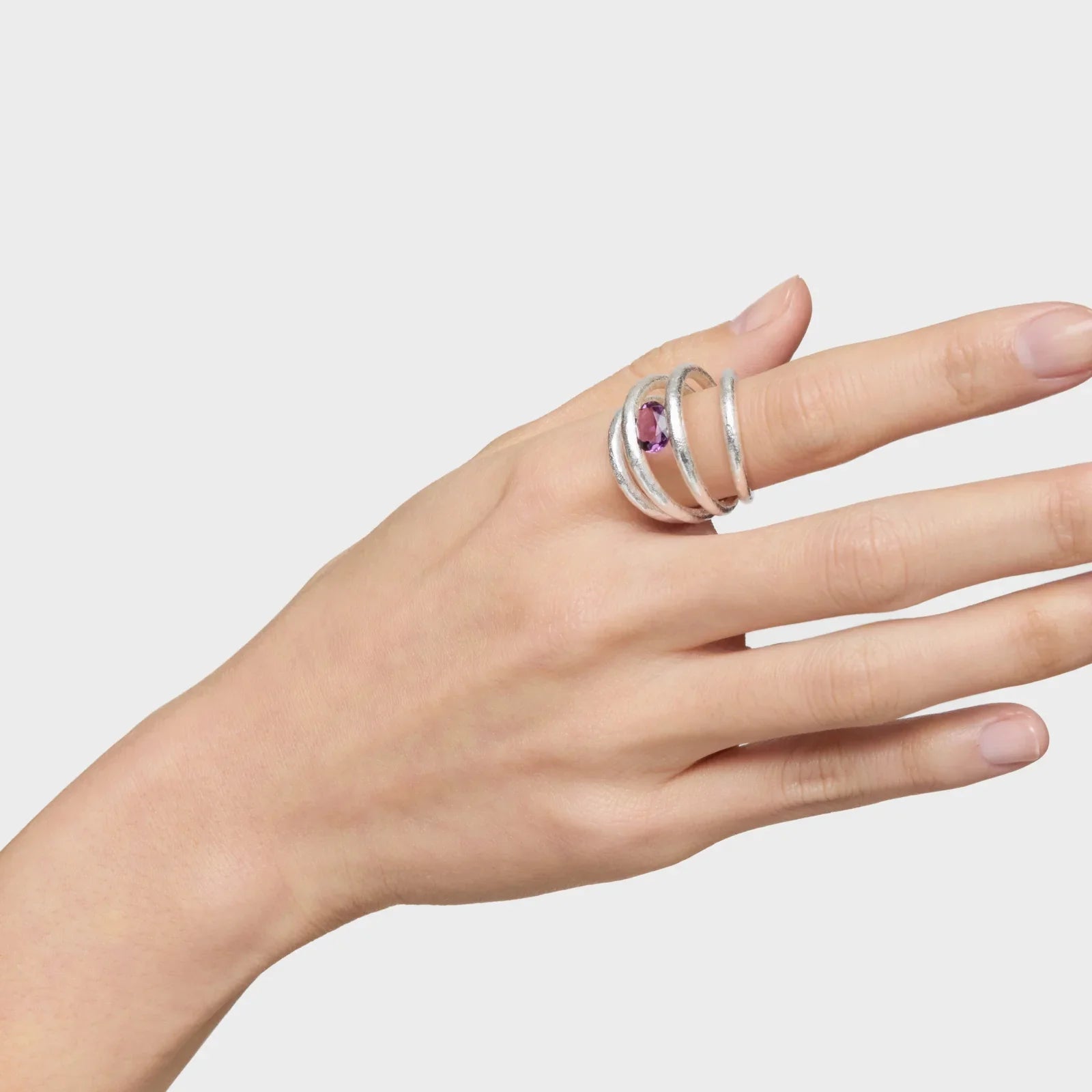 טבעת כסף מעוצבת עם אבן סגולה על יד אישה, תכשיטי CHOZEN מותגים מובילים