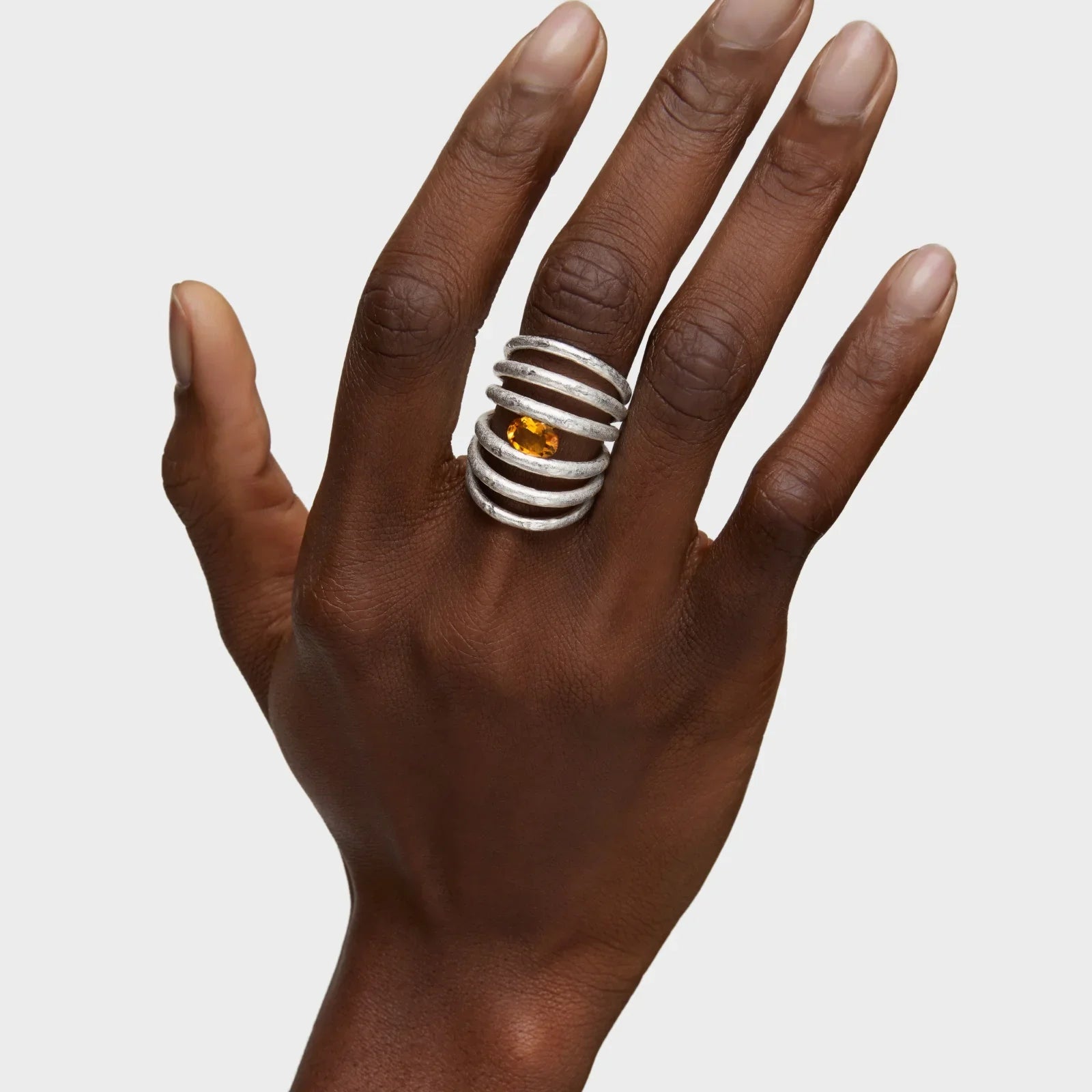 טבעת כסף מעוצבת עם אבן צהובה לאישה, מוצג על יד, CHOZEN תכשיטים יוקרתיים