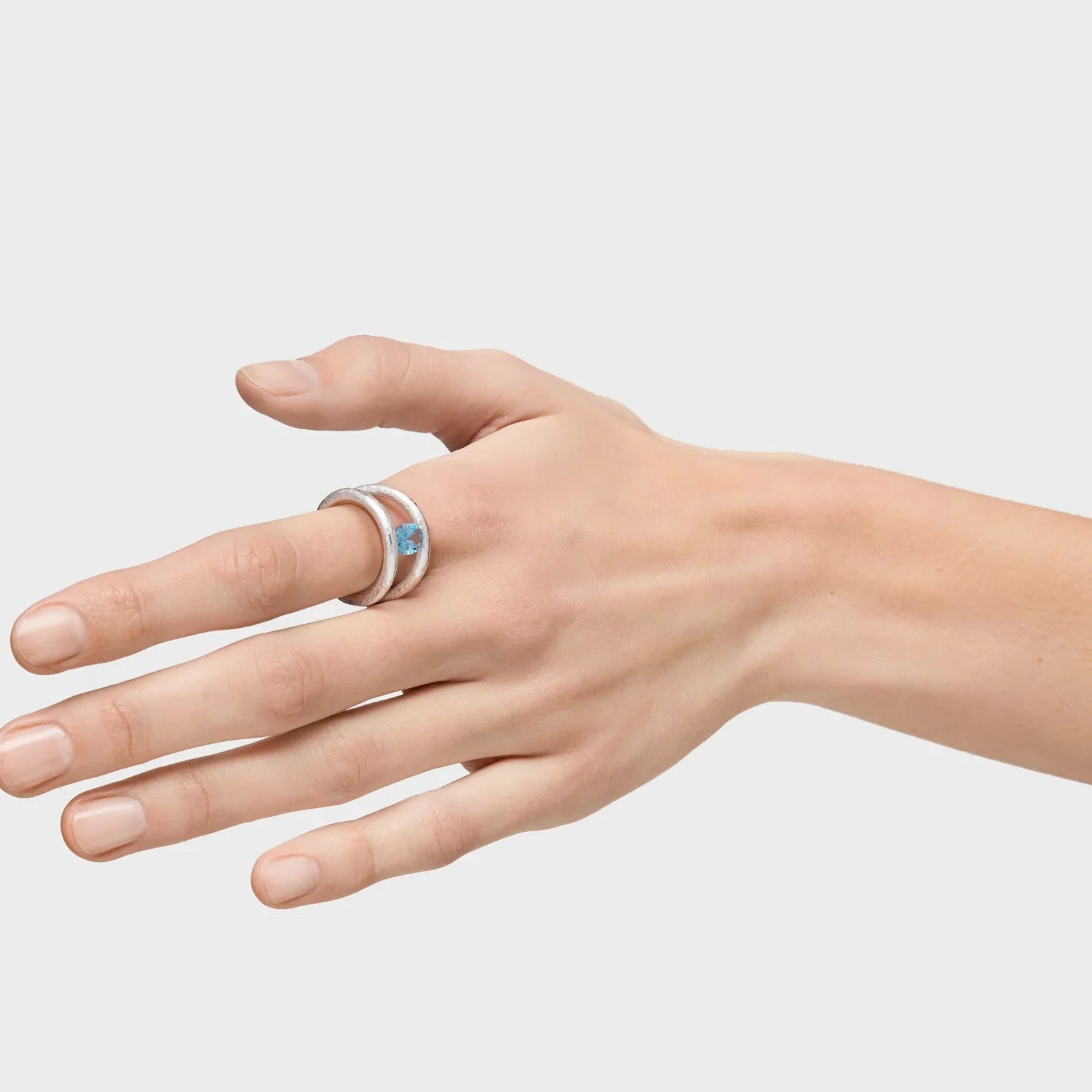 יד עם טבעת כסף מעוצבת ואבן כחולה, תכשיטים יוקרתיים CHOZEN