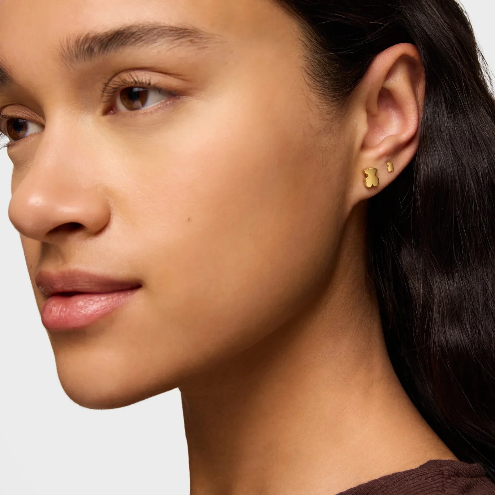 עגילי זהב קטנים בצורת דובון על דוגמנית, תכשיטים אופנתיים CHOZEN