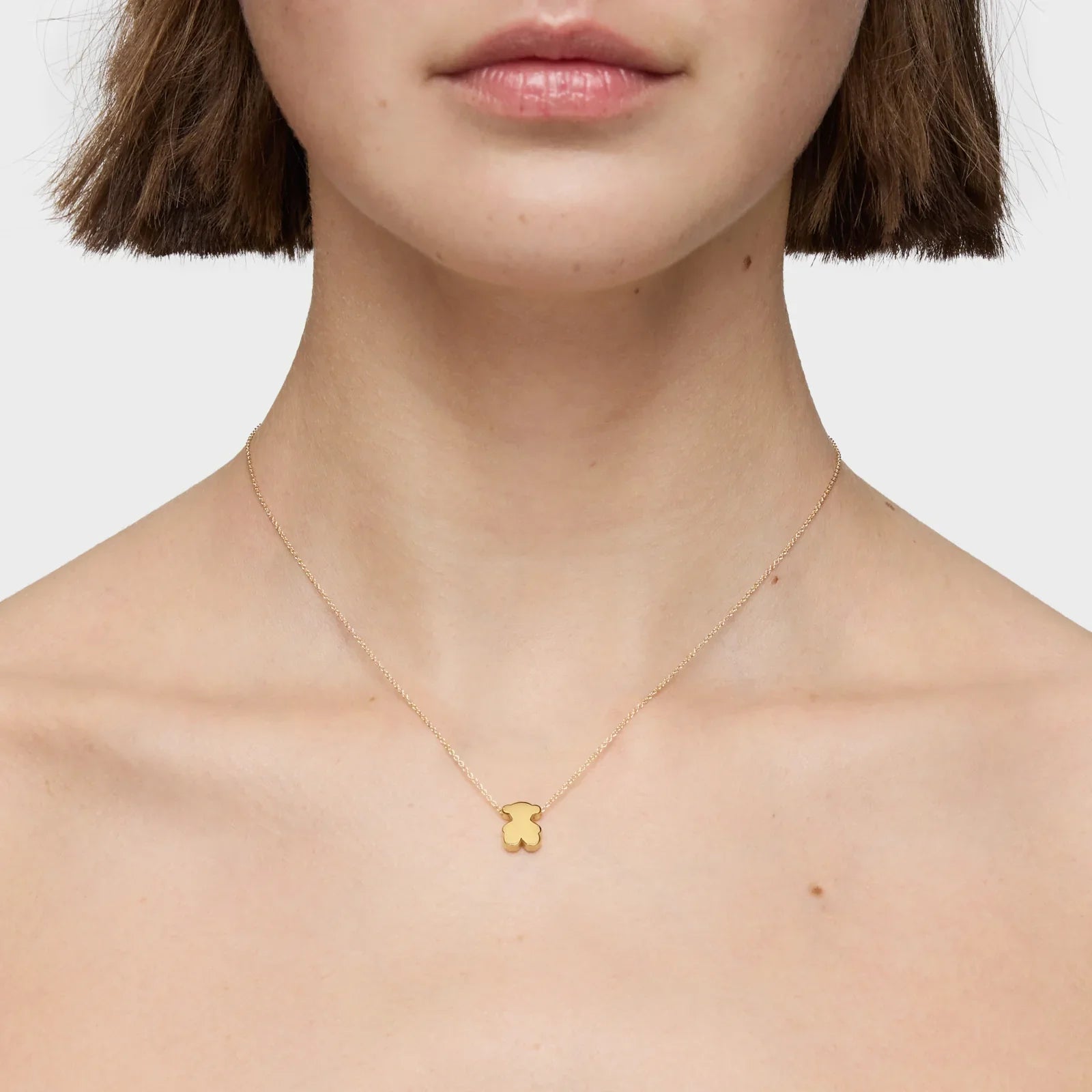שרשרת עדינה זהב עם תליון מעוצב על דוגמנית, תכשיטי אופנה CHOZEN