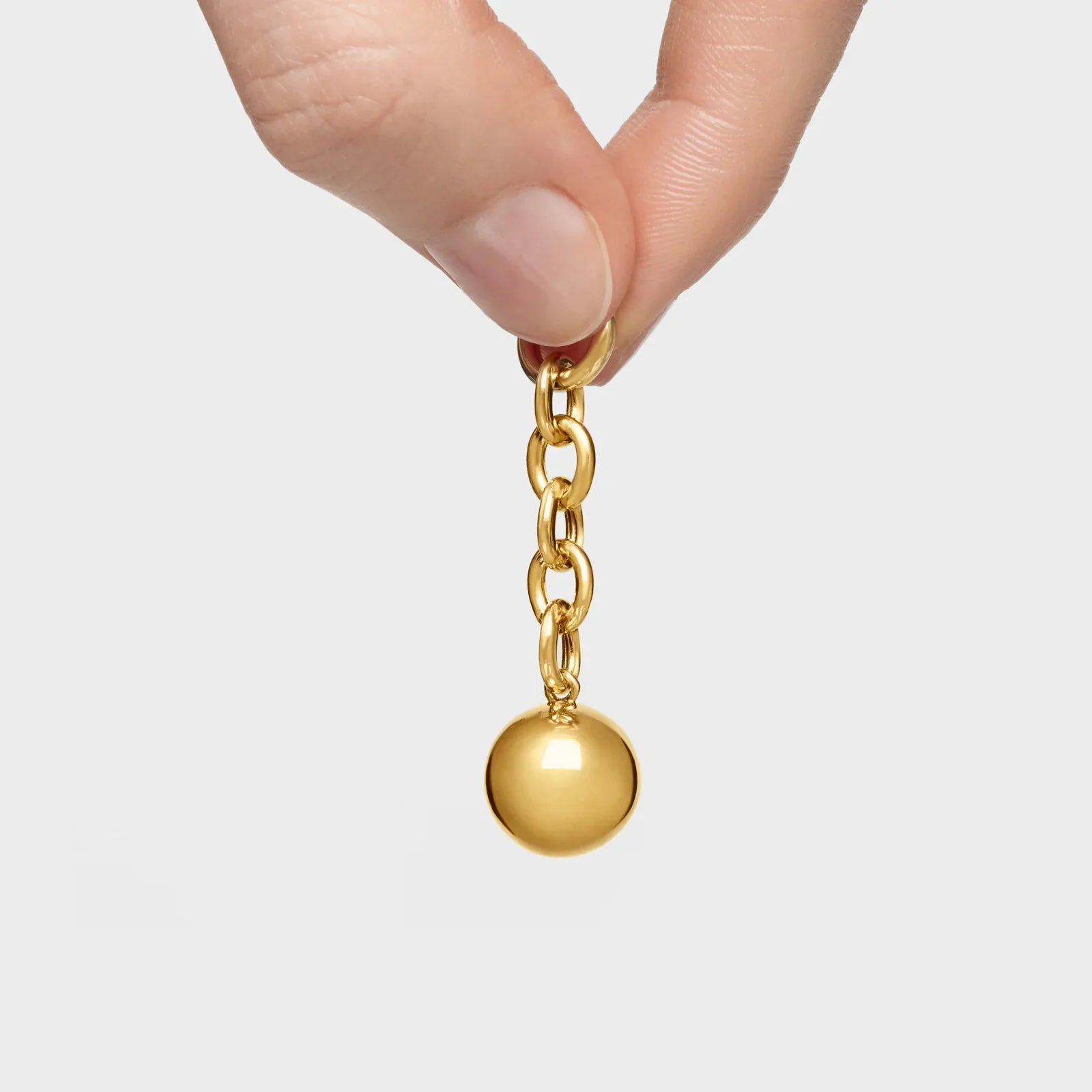 יד מחזיקה שרשרת זהב אופנתית עם תליון כדור, תכשיטים מעוצבים מבית CHOZEN