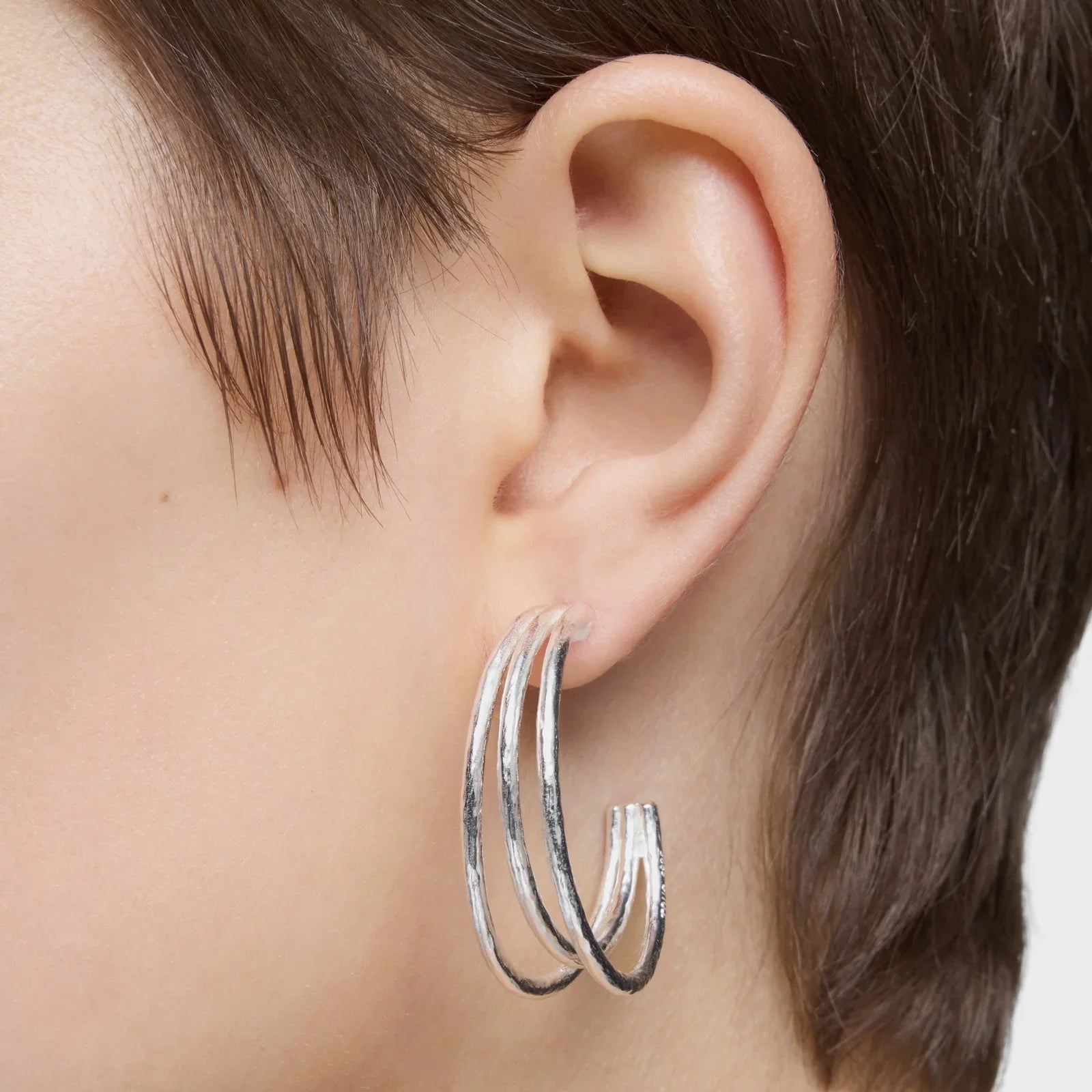 עגיל חישוק כסף גדול בעיצוב מודרני על אוזן, מבית CHOZEN, אופנה יוקרתית