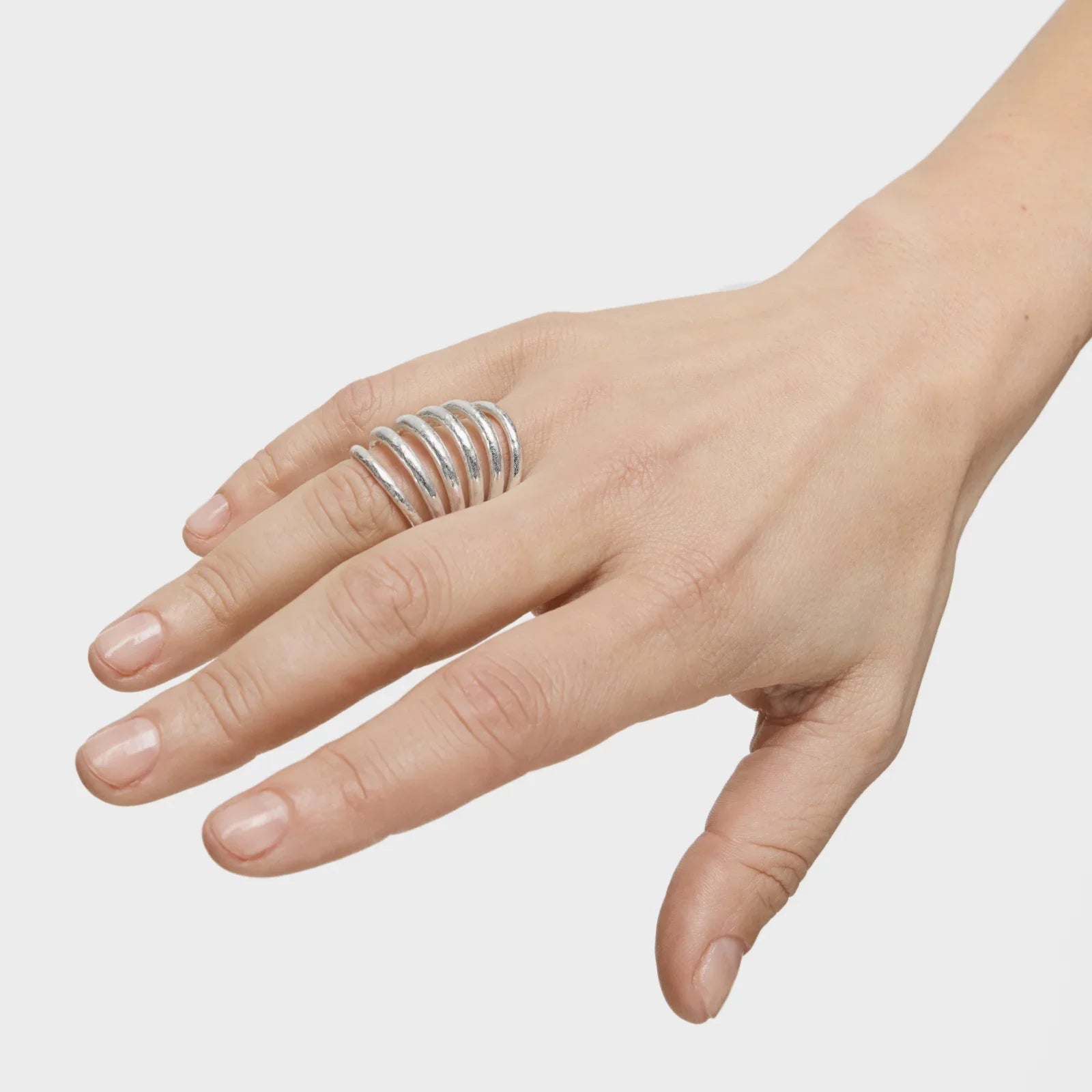 יד עם טבעת כסף מעוצבת בסגנון מודרני, תכשיטים CHOZEN מבית קבוצת אלפא