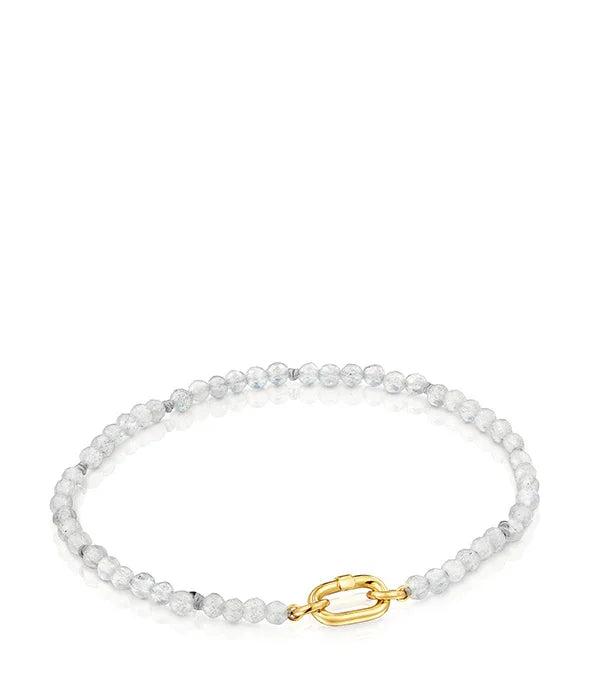 צמיד חרוזים לבנים עם אבזם זהב, תכשיט יוקרתי של CHOZEN, רקע לבן