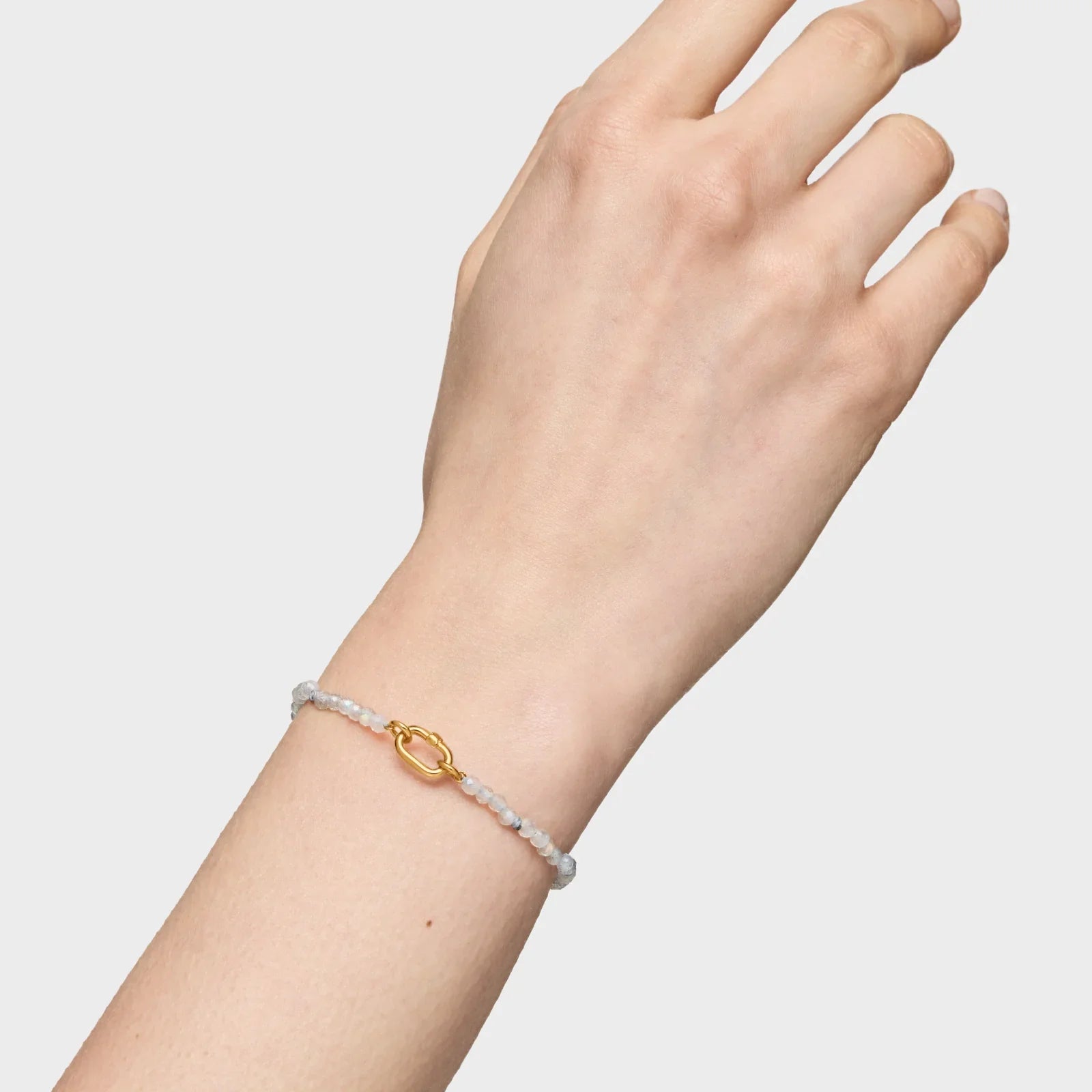 צמיד עדין עם חרוזים בהירים וסוגר מוזהב על פרק יד, תכשיטי CHOZEN