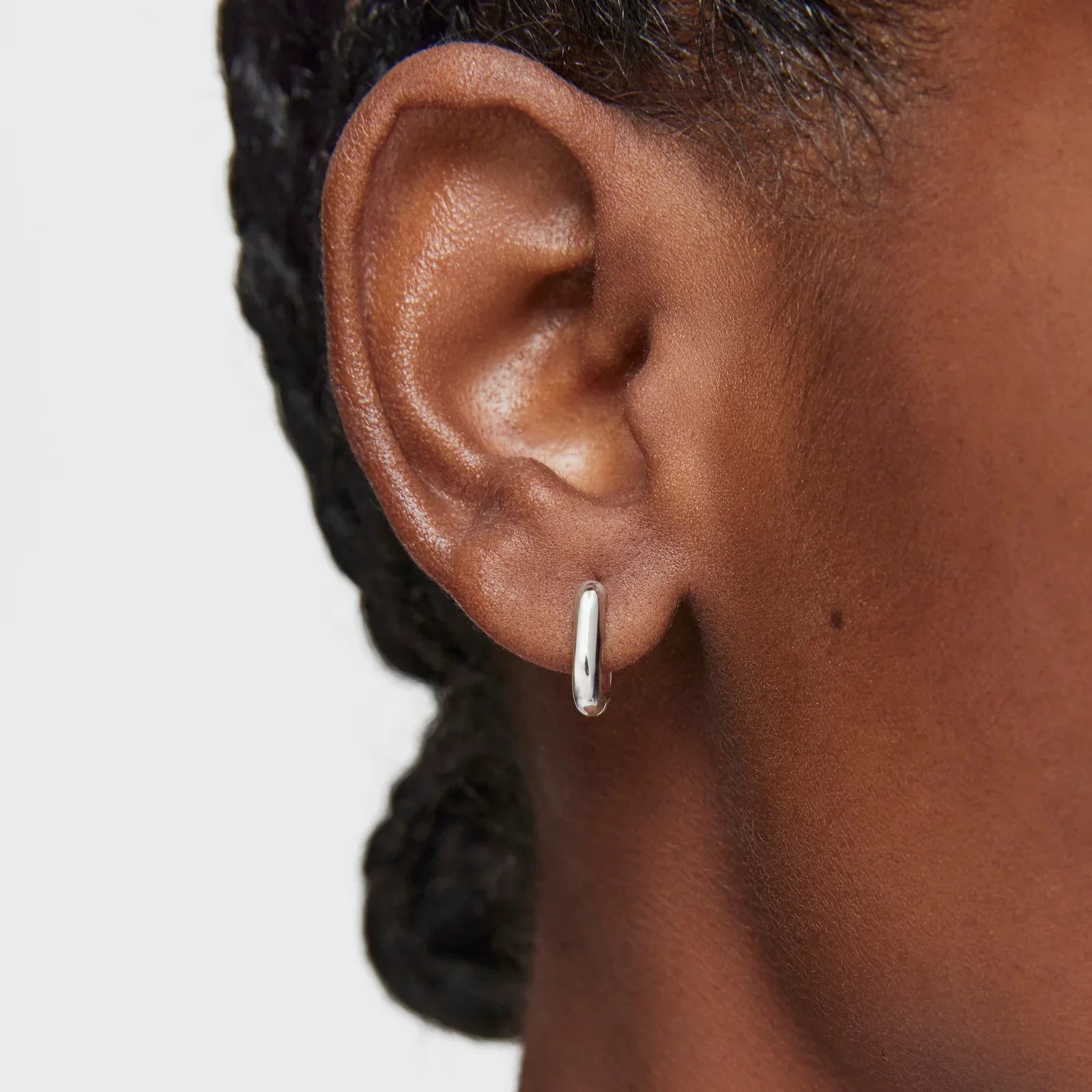 עגיל חישוק כסף קלאסי על אוזן, סטייל אופנתי מבית CHOZEN