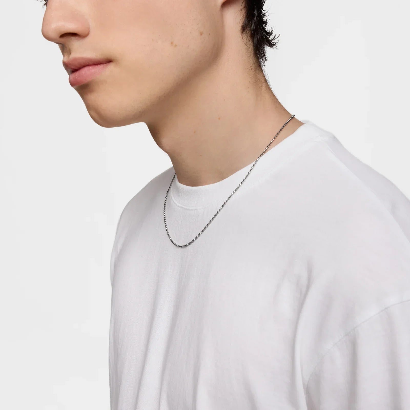 שרשרת כסף עדינה לגבר על חולצת טי לבנה, מותג אופנה CHOZEN