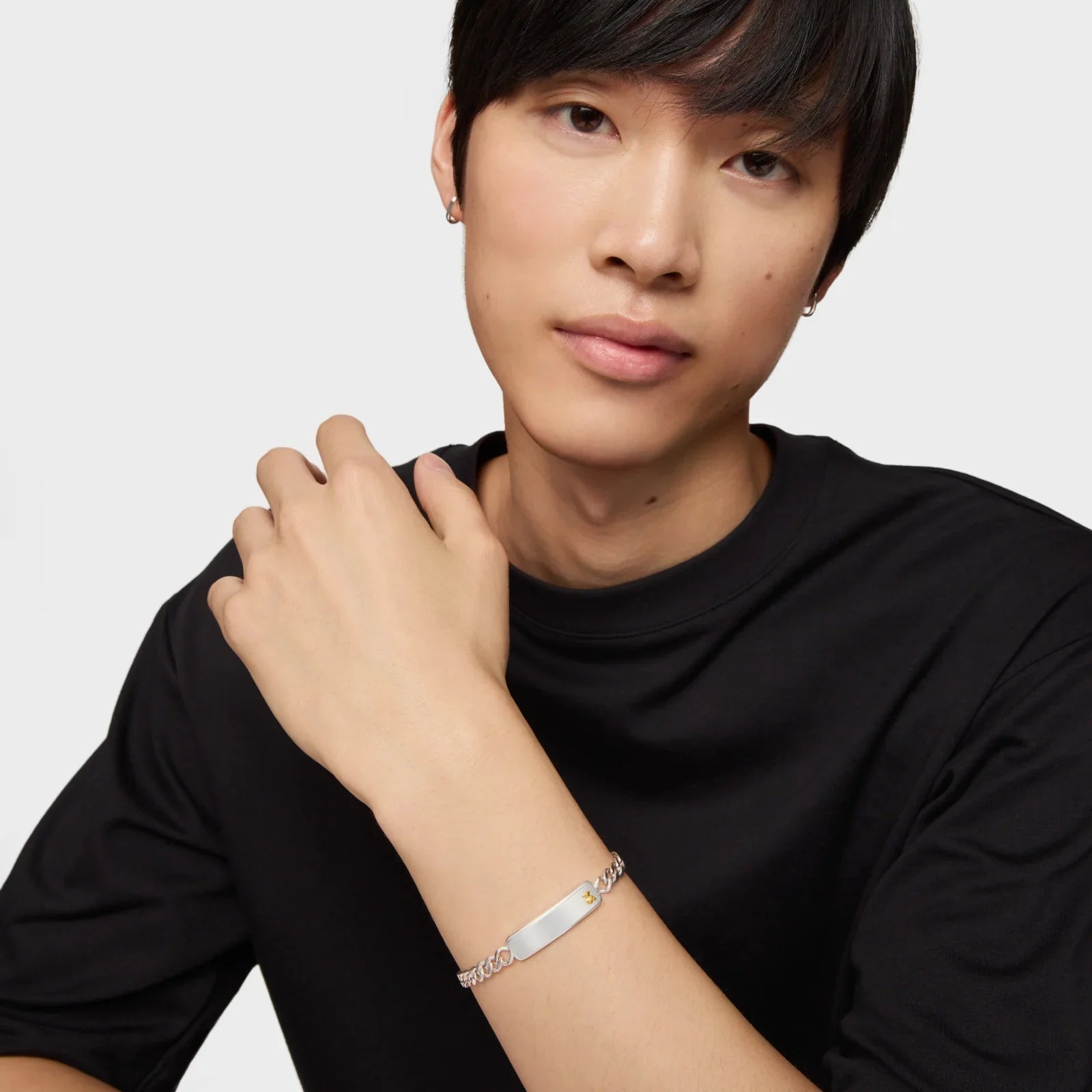 דוגמן צעיר עם צמיד כסף אופנתי על פרק היד, אופנה לגברים CHOZEN, מיתוג יוקרתי