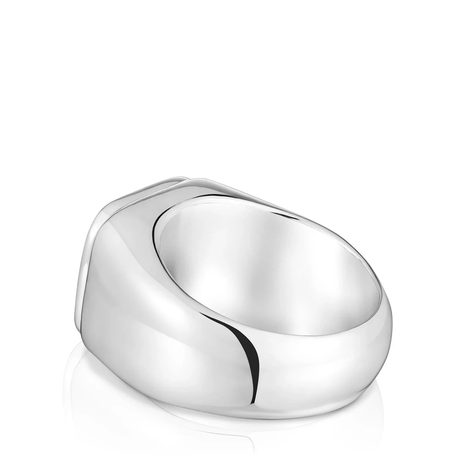 טבעת כסף מעוצבת מבית CHOZEN, מוצגת על רקע לבן, מראה יוקרתי ומודרני