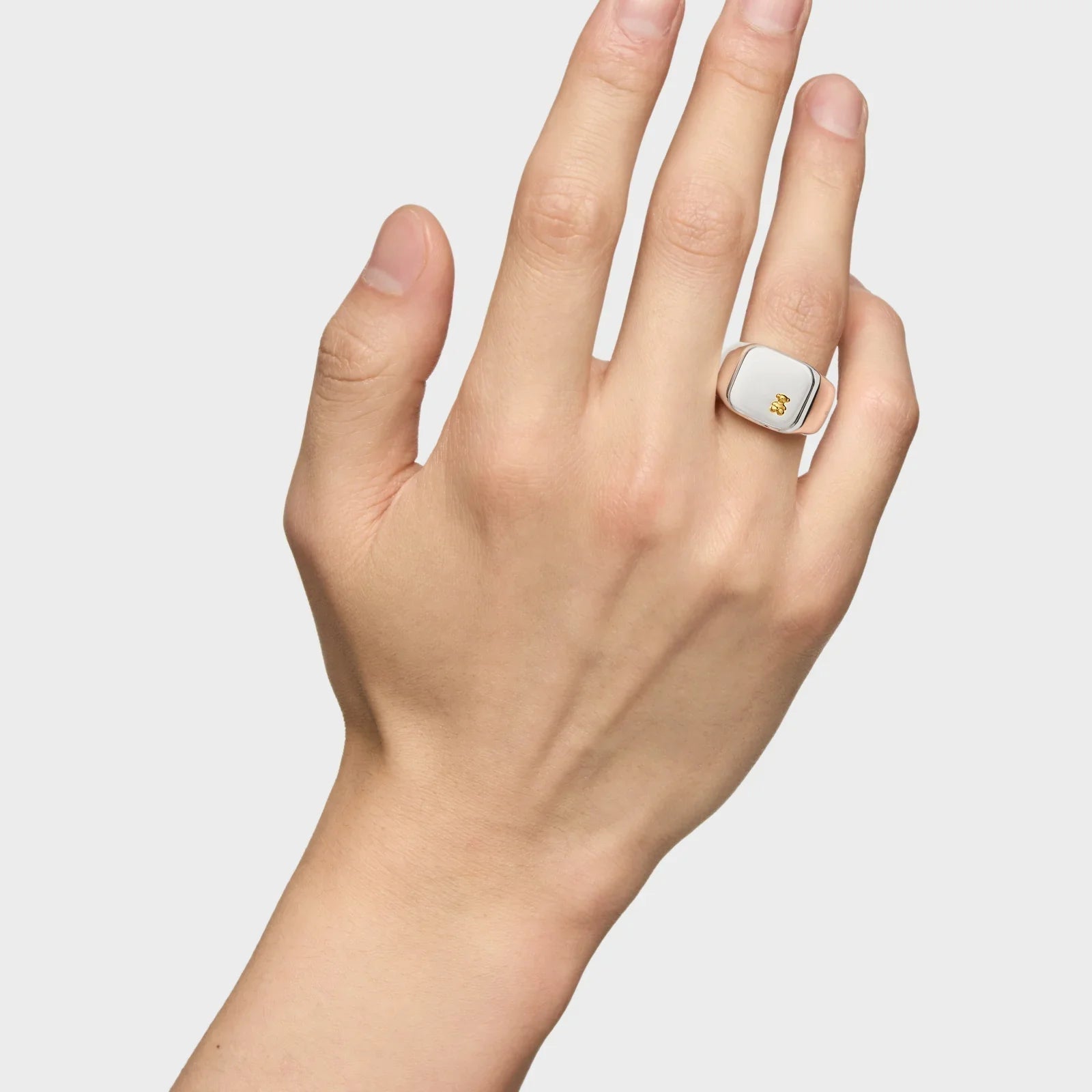 יד עם טבעת כסף חלקה ומוטיב זהב, תכשיט אופנה CHOZEN קבוצה אלפא