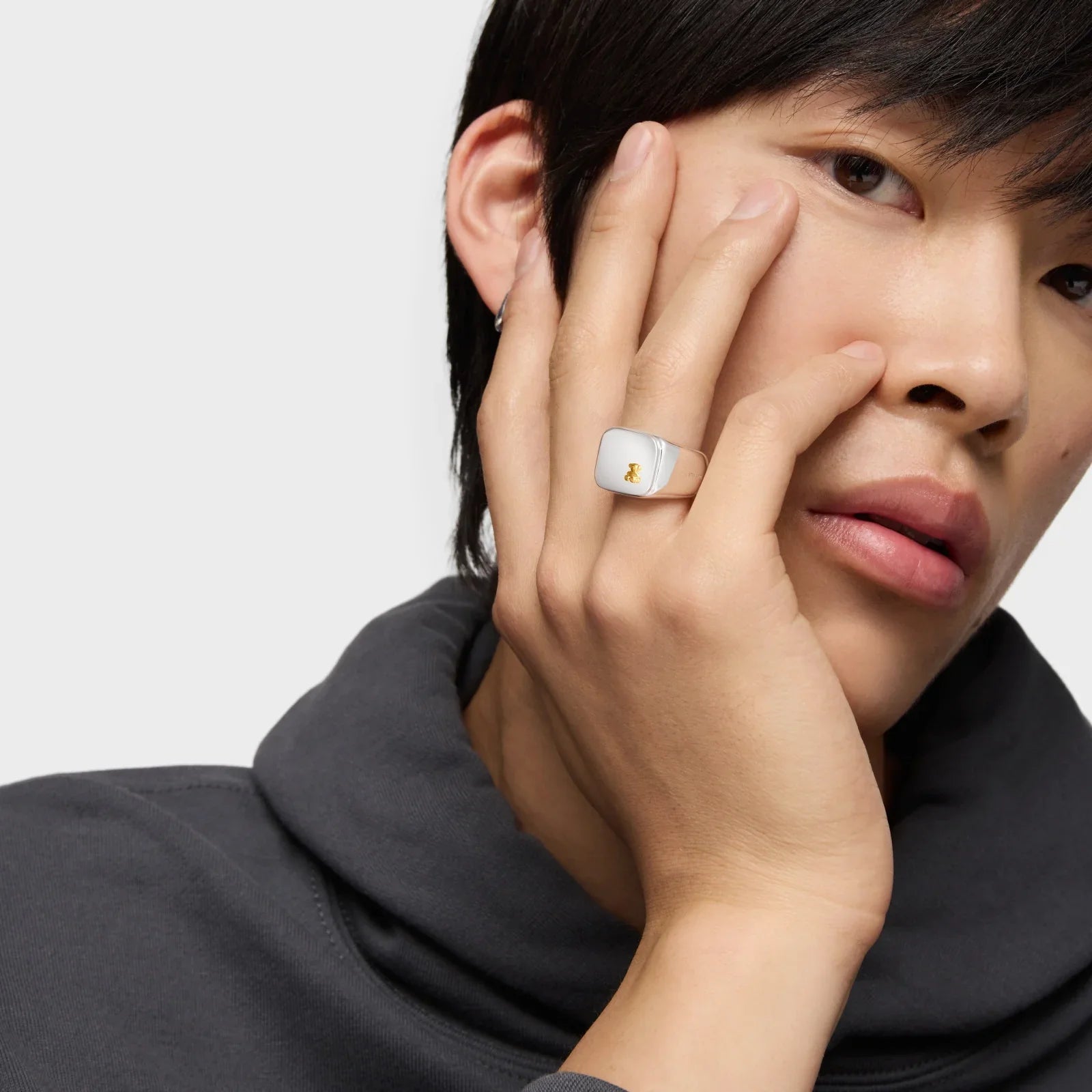 דוגמן עם טבעת מעוצבת בצבע כסף וזהב, מיתוג אופנה CHOZEN, צילום תקריב ייחודי