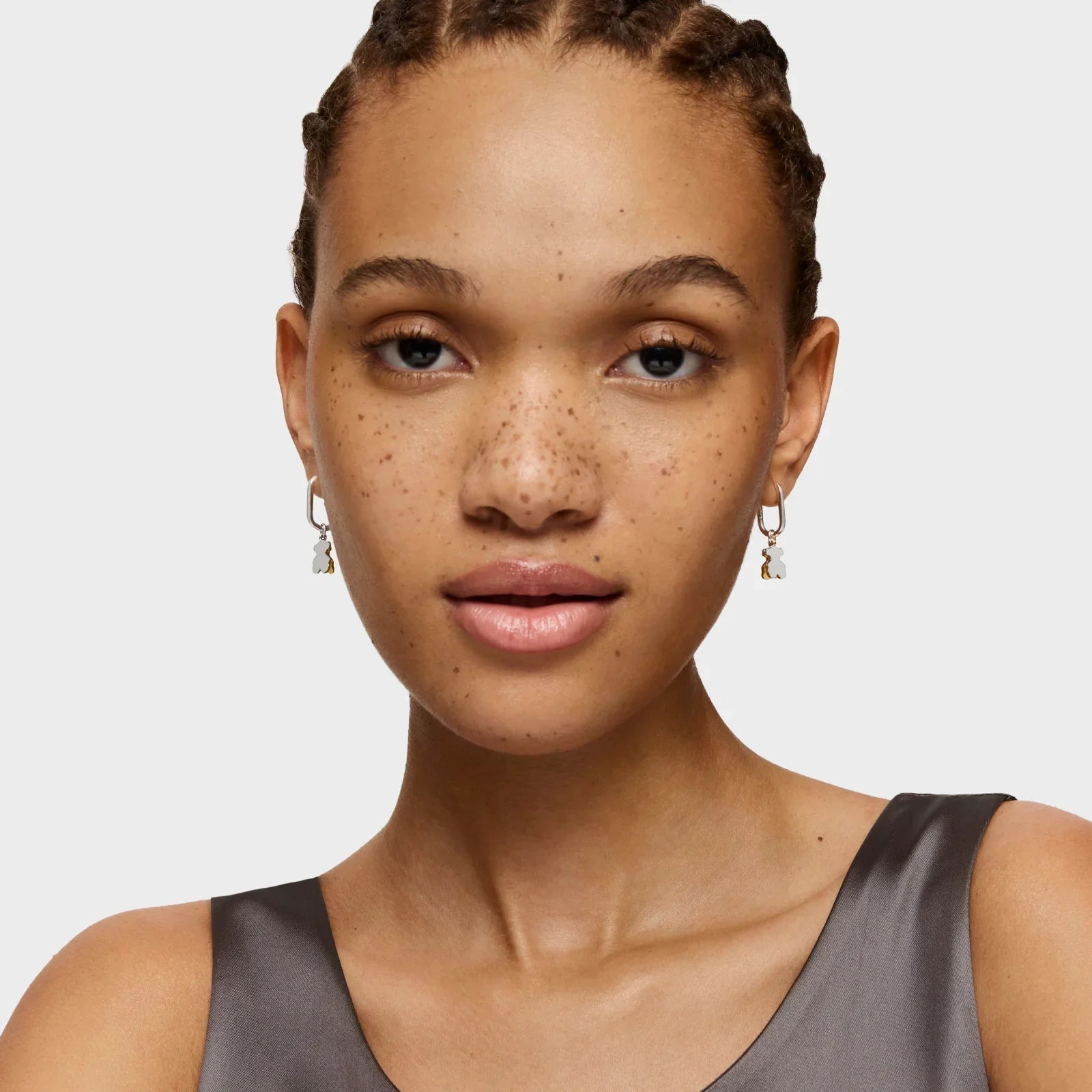 דוגמנית עונדת עגילים כסף מעוצבים, תכשיטים יוקרתיים באתר CHOZEN מבית אלפא קבוצה