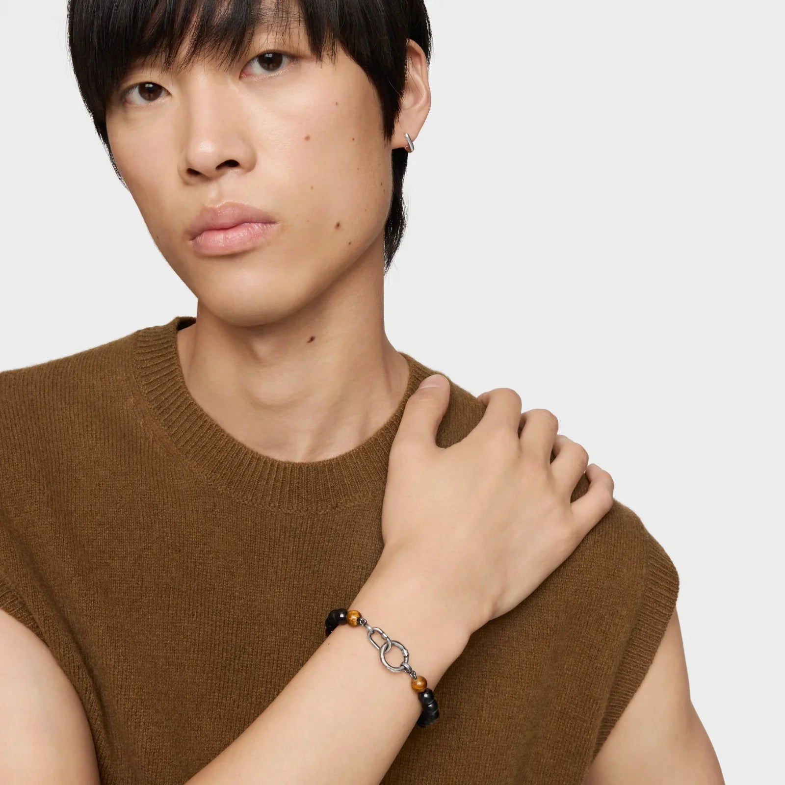 דוגמן עם סוודר חום, עונד צמיד גברים אופנתי מאבני טייגר איי וכסף, CHOZEN מותגים מובילים