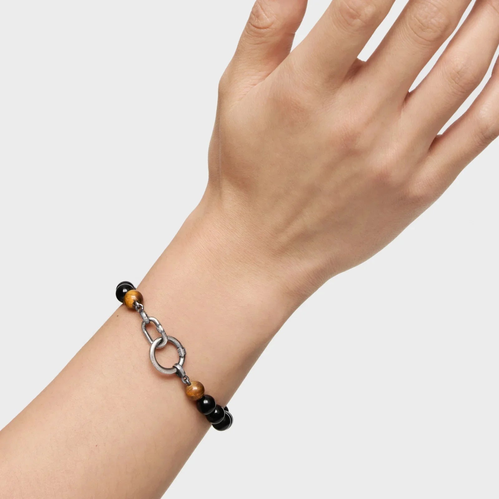 צמיד חרוזים שחורים וחומים עם סוגר מתכתי על יד, תכשיט אופנתי מ-CHOZEN