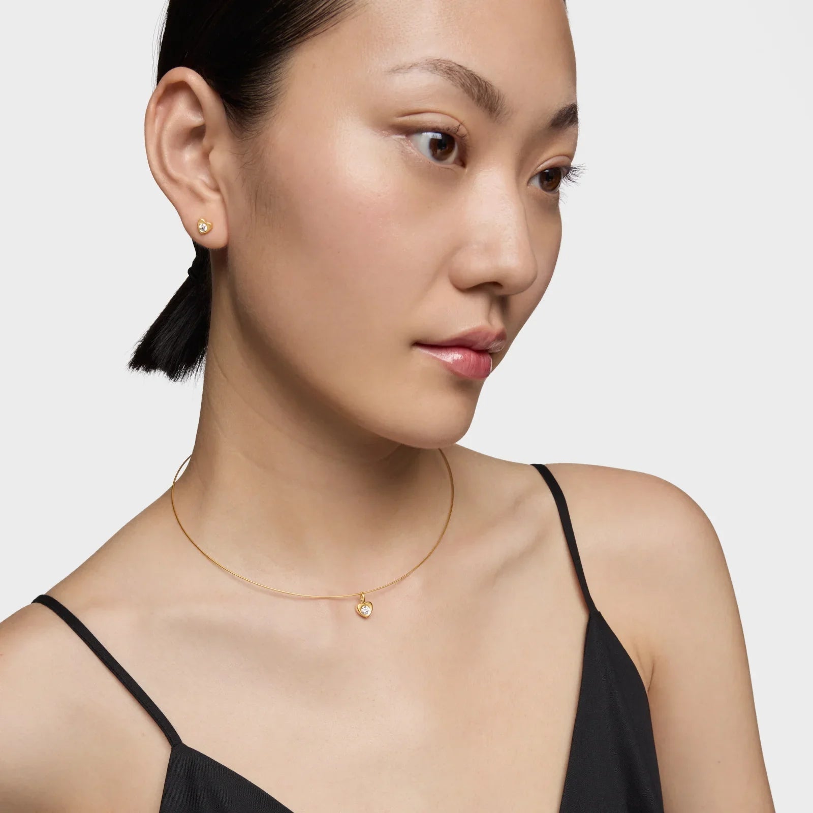 דוגמנית עונדת עגילים ושרשרת זהב עדינה, תכשיטי יוקרה CHOZEN מבית קבוצת אלפא