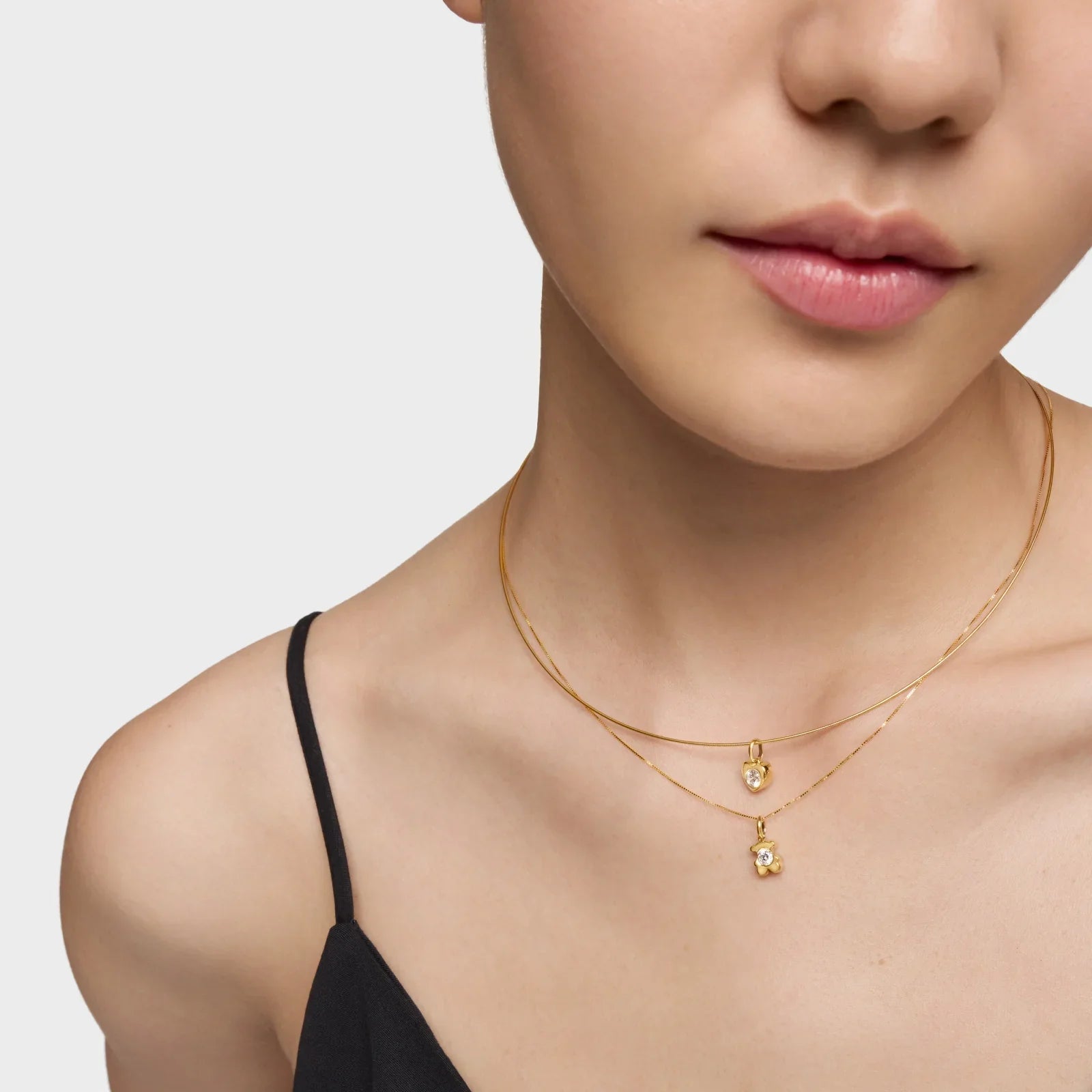 שרשרת זהב כפולה עם תליוני לב יהלום על דוגמנית, תכשיטי CHOZEN מבית קבוצת אלפא