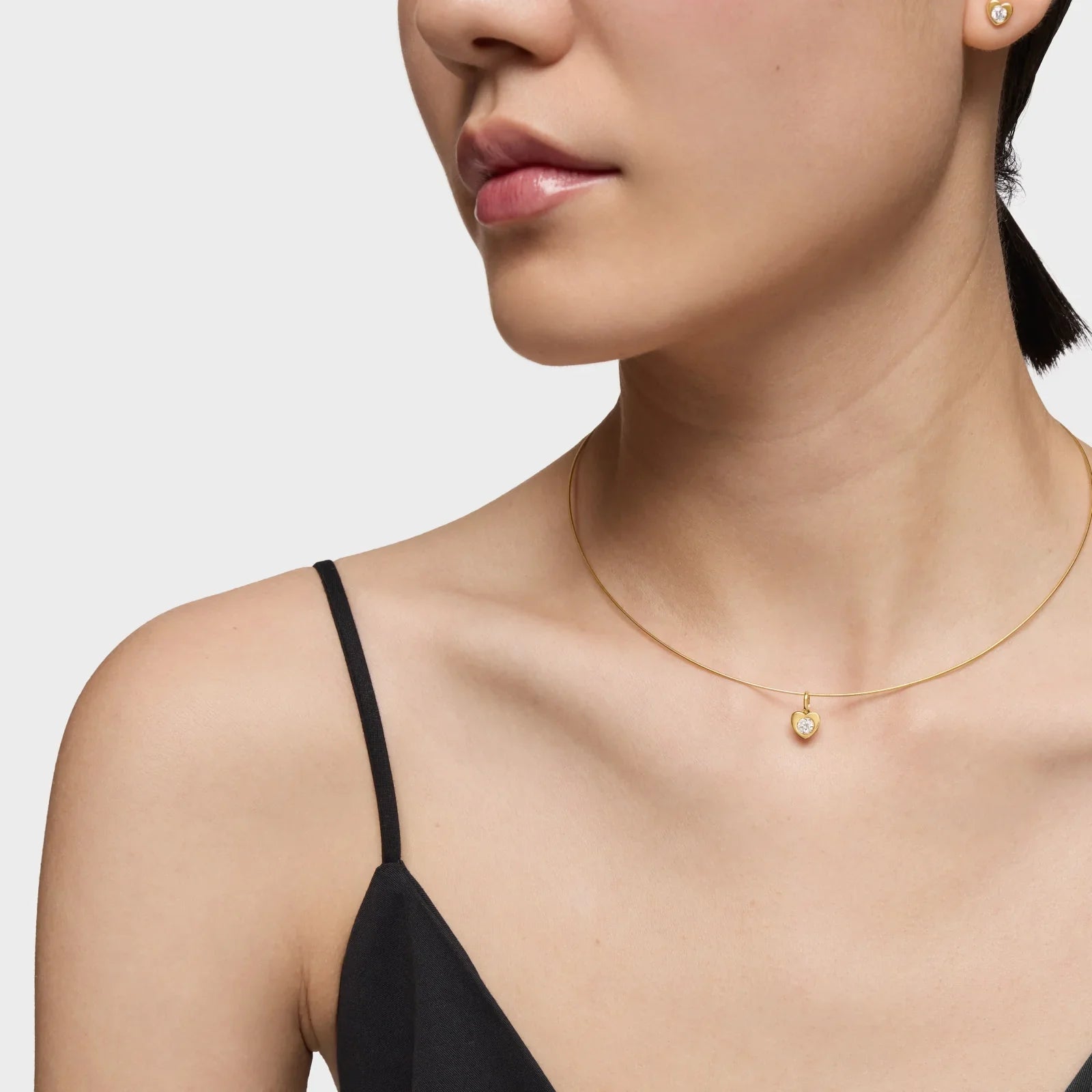 שרשרת זהב עדינה עם תליון נופל, ענידה על דוגמנית, תכשיטים יוקרתיים CHOZEN