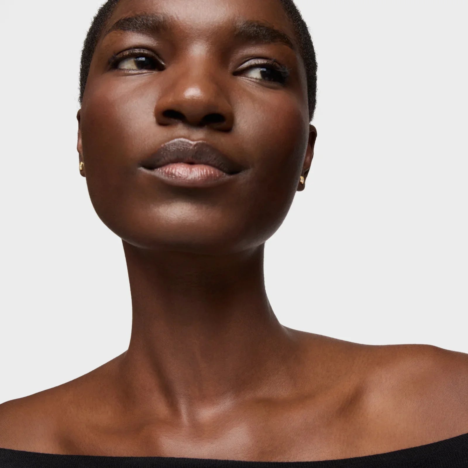 דוגמנית עם עגילי זהב וצוואר חשוף, צילום תדמית CHOZEN מותגים מובילים