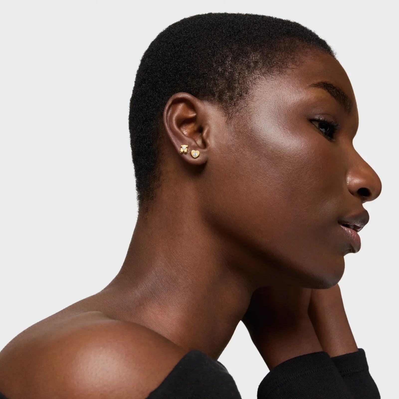 דוגמנית עונדת עגילי זהב קטנים, צילום אופנה נקי רקע לבן, CHOZEN מותגים מובילים