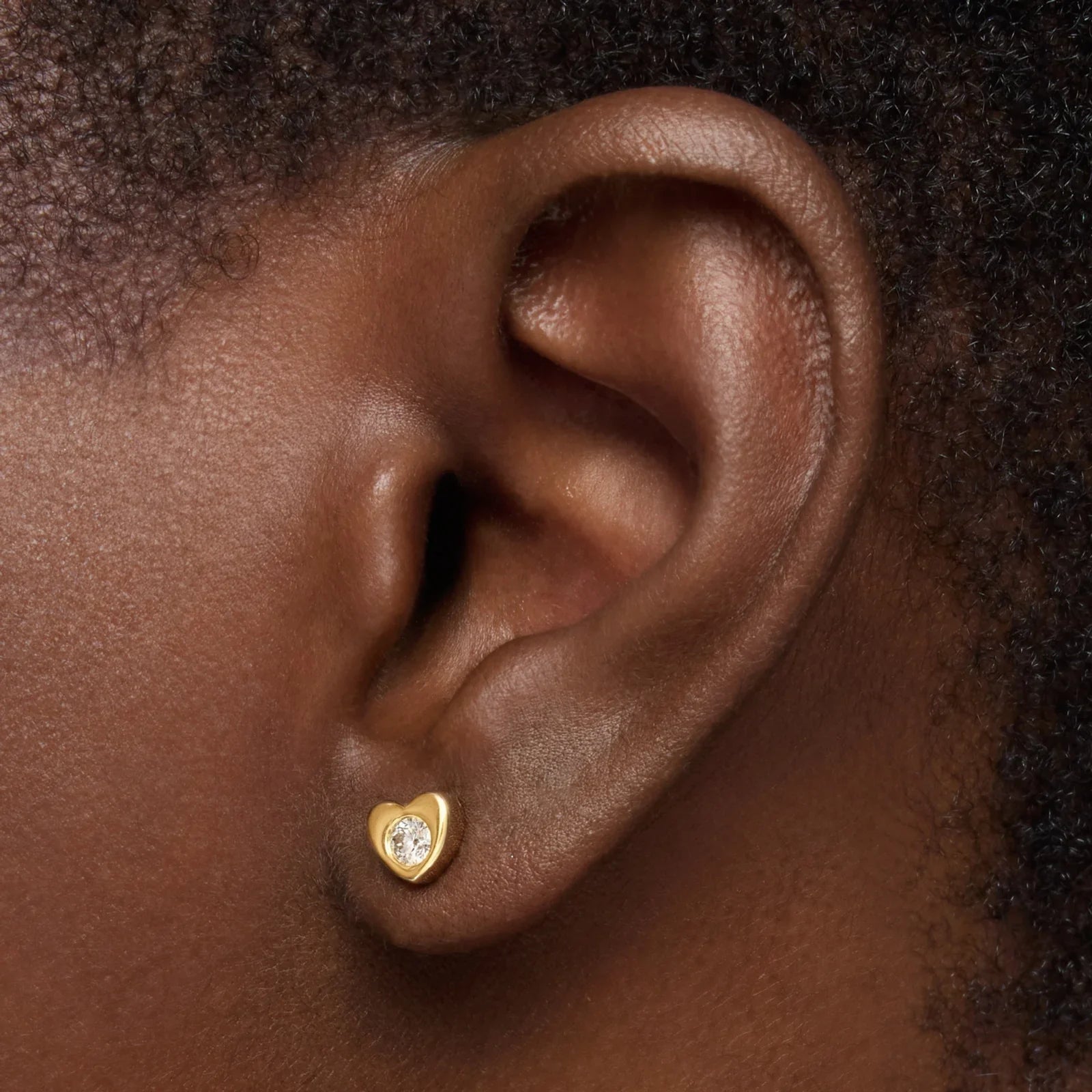 עגיל זהב צמוד לאוזן בעיצוב לב ואבן, מתוך מותגי יוקרה ב-CHOZEN