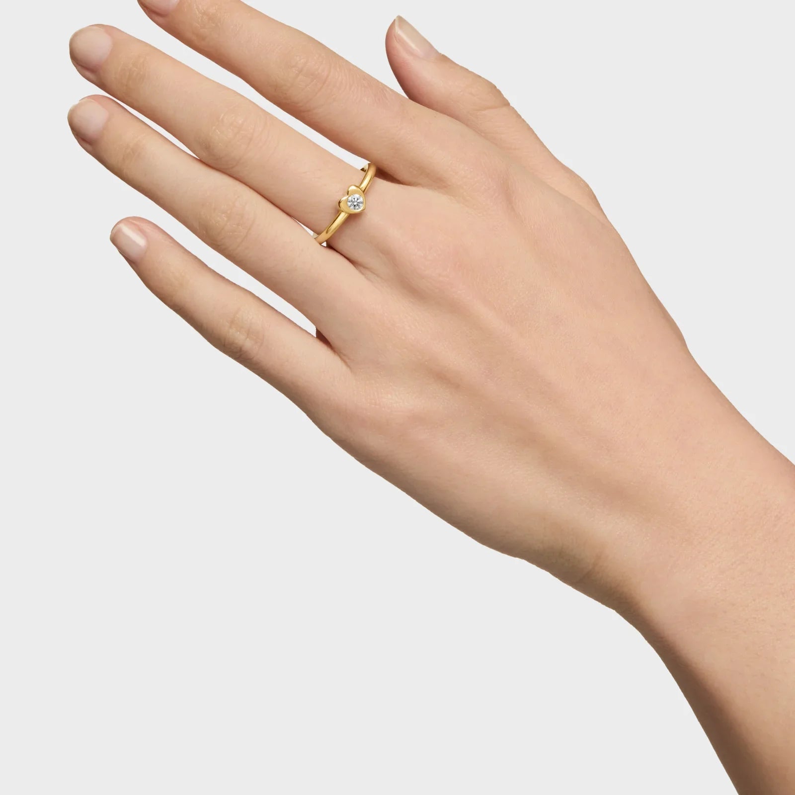 יד עונדת טבעת זהב עם אבן מרכזית, תכשיטי CHOZEN, אופנה יוקרתית