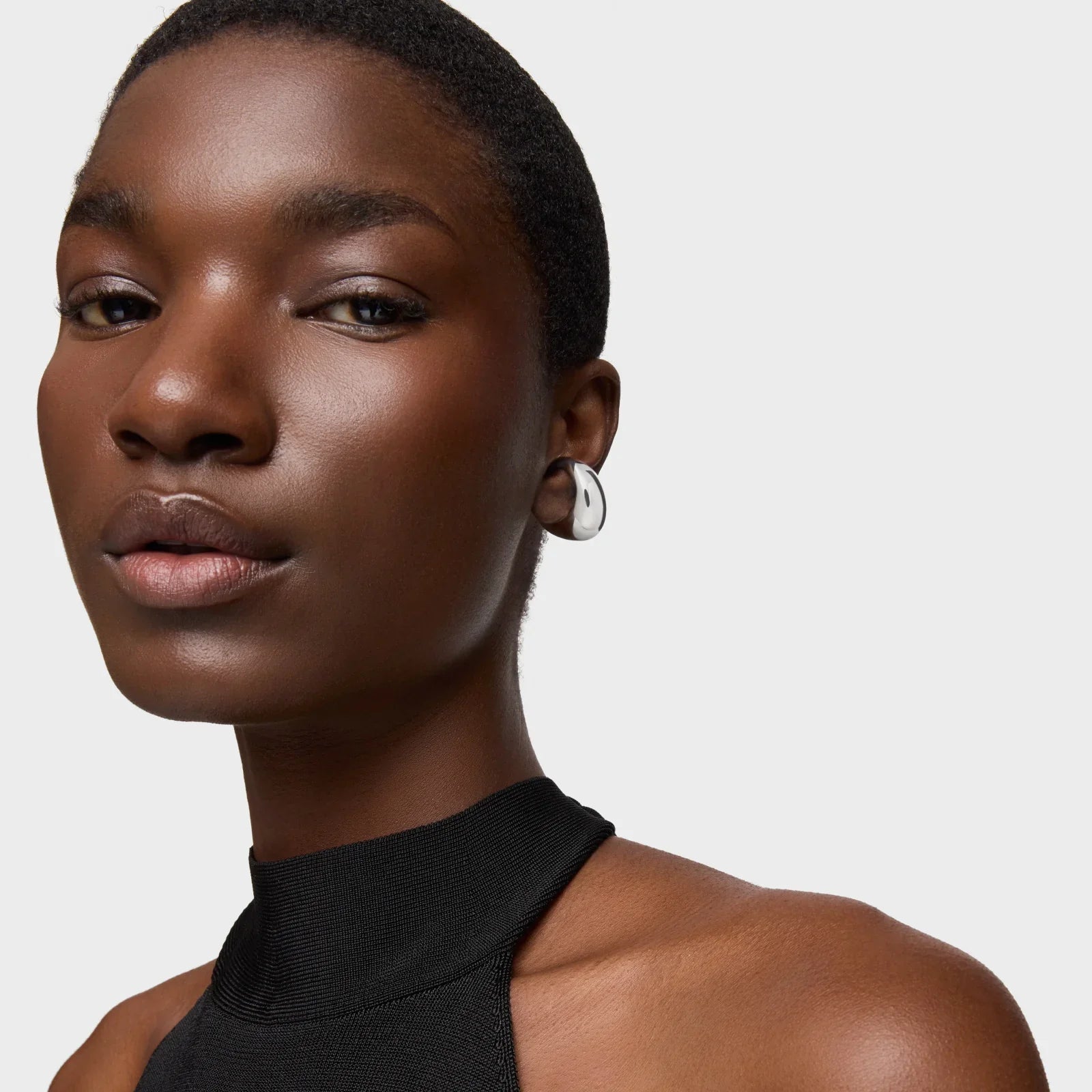 דוגמנית עונדת עגיל כסף עיצוב מודרני, אופנה יוקרתית CHOZEN מבית קבוצת אלפא