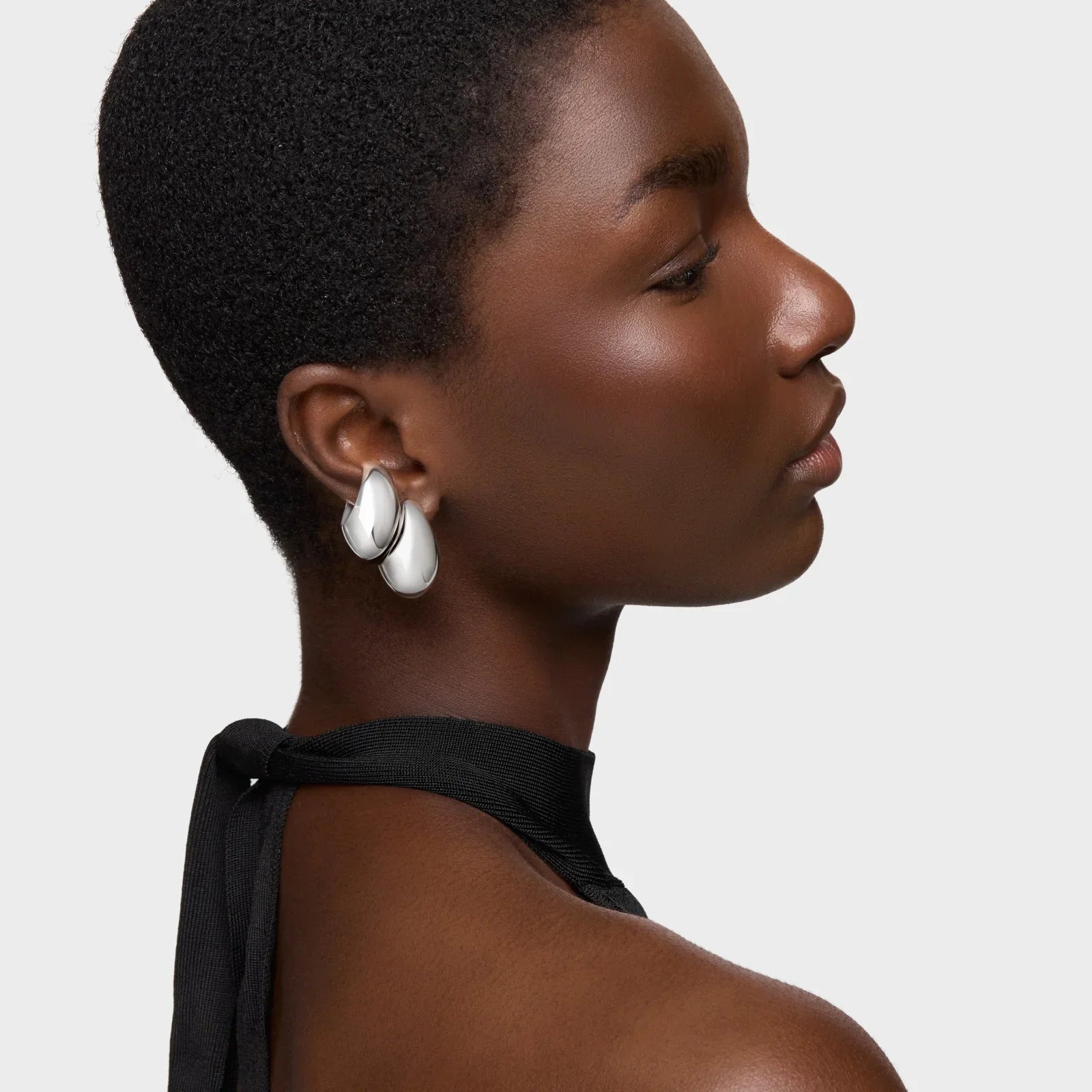 דוגמנית עם עגילי כסף מודרניים, צילום תכשיטים לאתר CHOZEN, אלפא קבוצת יבואנים