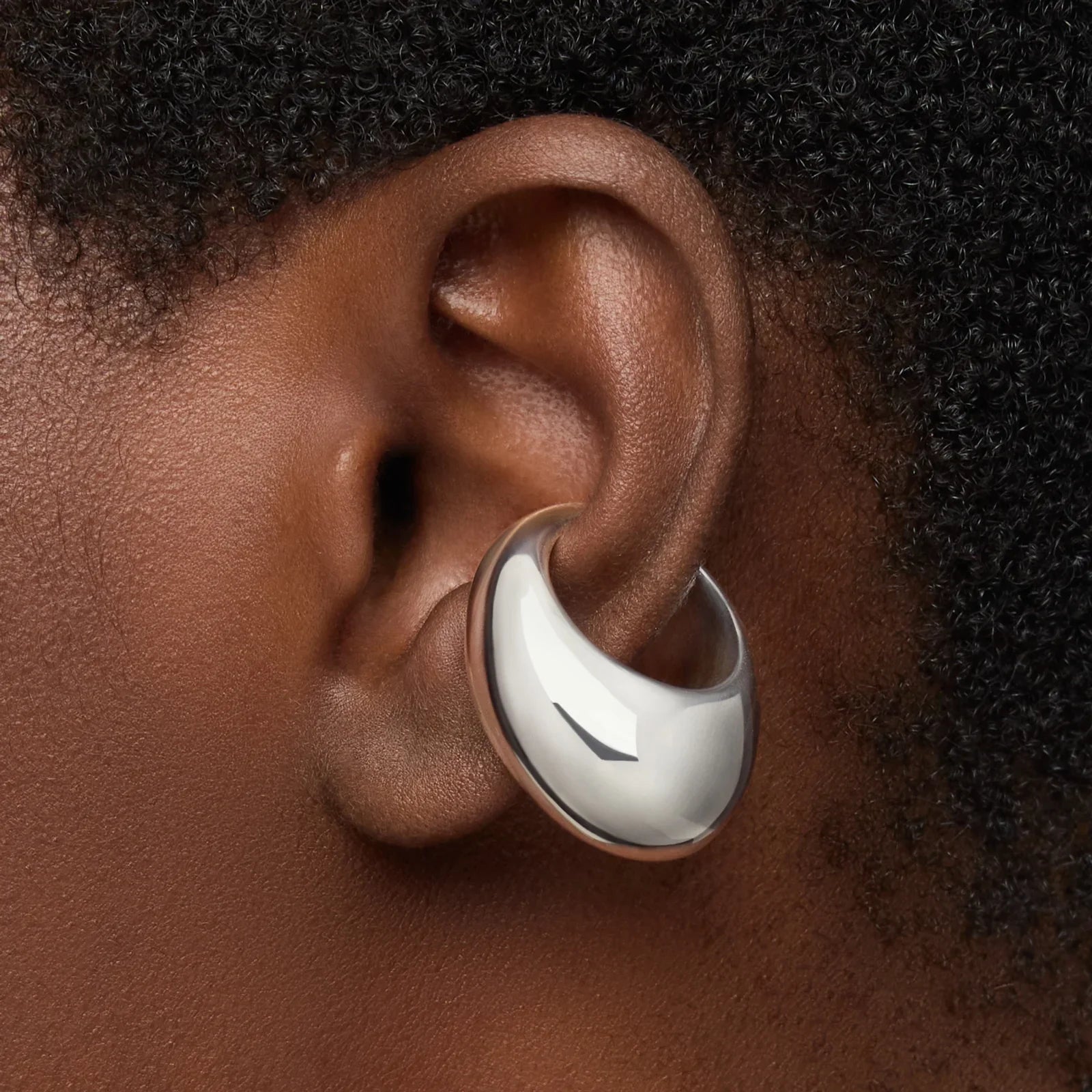 עגיל כסף עגול עבה על אוזן, תכשיטי יוקרה CHOZEN מבית קבוצת אלפא