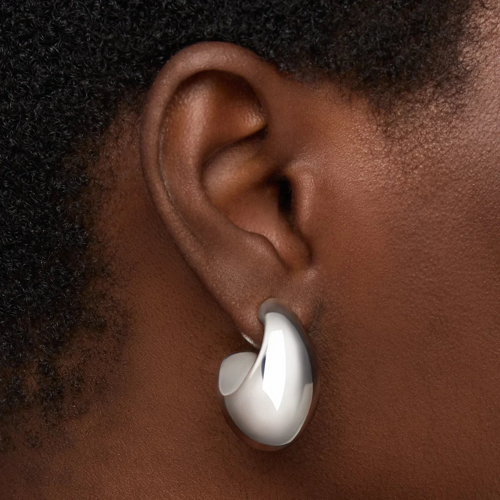 עגיל כסף מודרני מלוטש על אוזן, תכשיט אופנתי של מותג CHOZEN