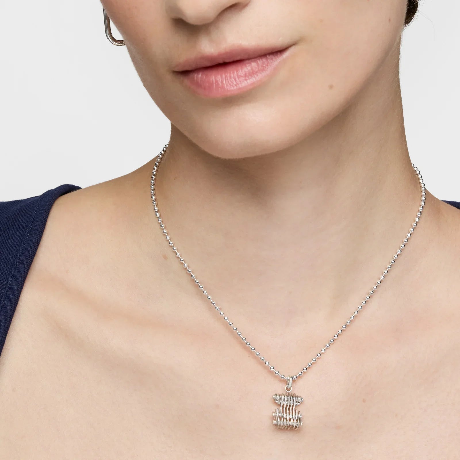 שרשרת כסף אלגנטית עם תליון ייחודי על דוגמנית, קולקציית תכשיטים CHOZEN