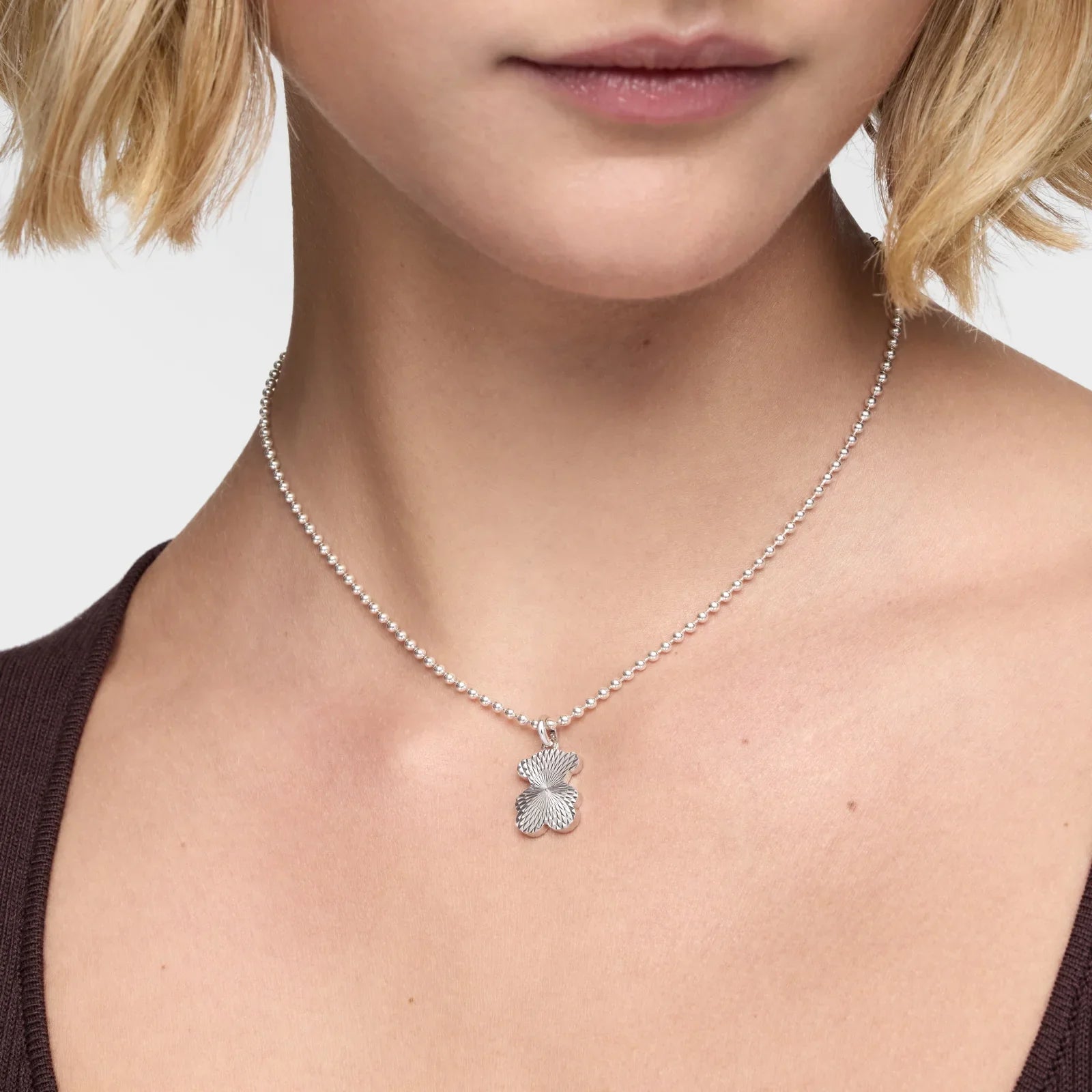 שרשרת כסף עדינה תליון פרח על דוגמנית, תכשיטי נשים יוקרתיים CHOZEN